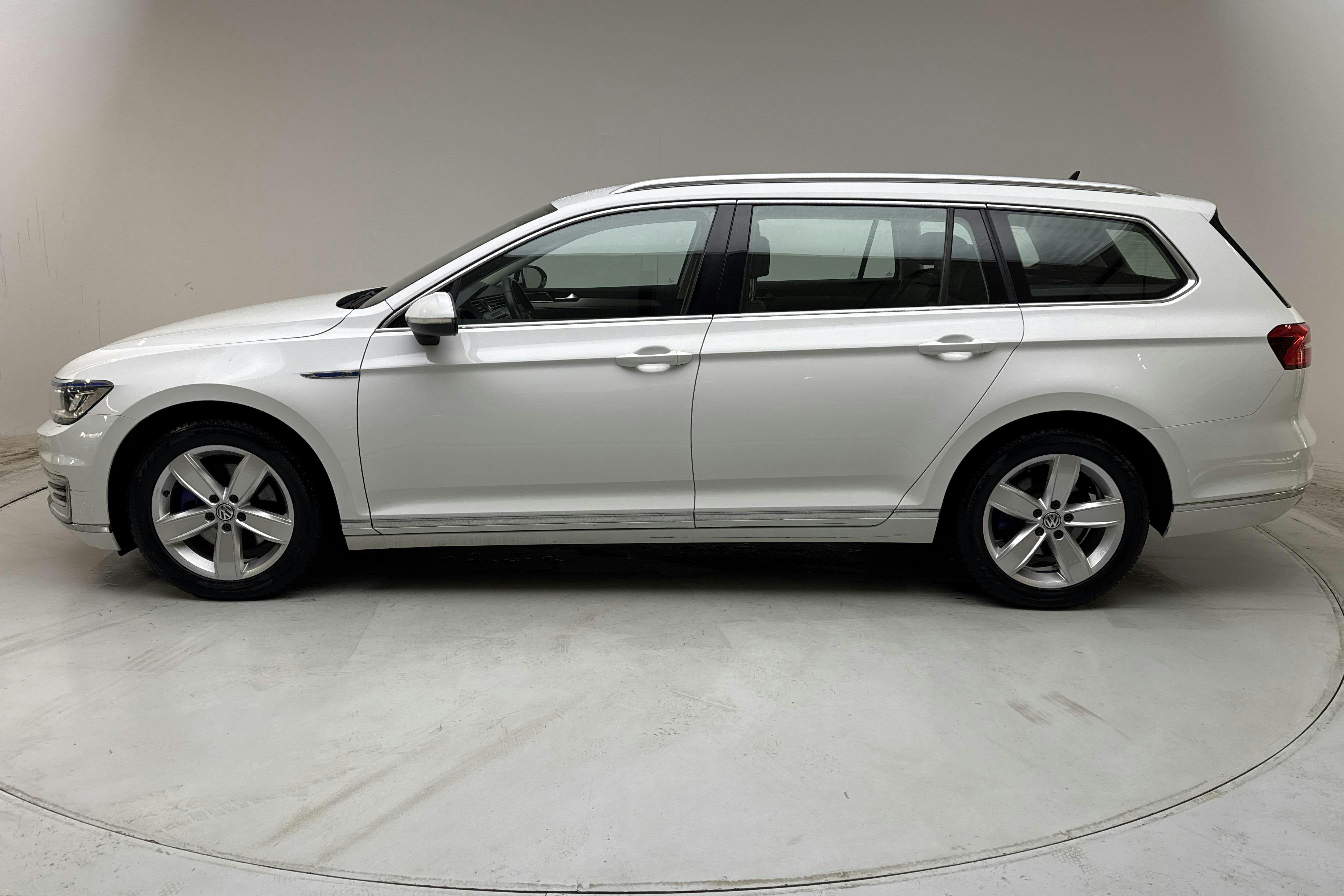 Presentationsfoto 2 av 16: VW Passat 1.4 Plug-in-Hybrid Sportscombi (218hk) - 17 670 mil - Automat - vit - 2018