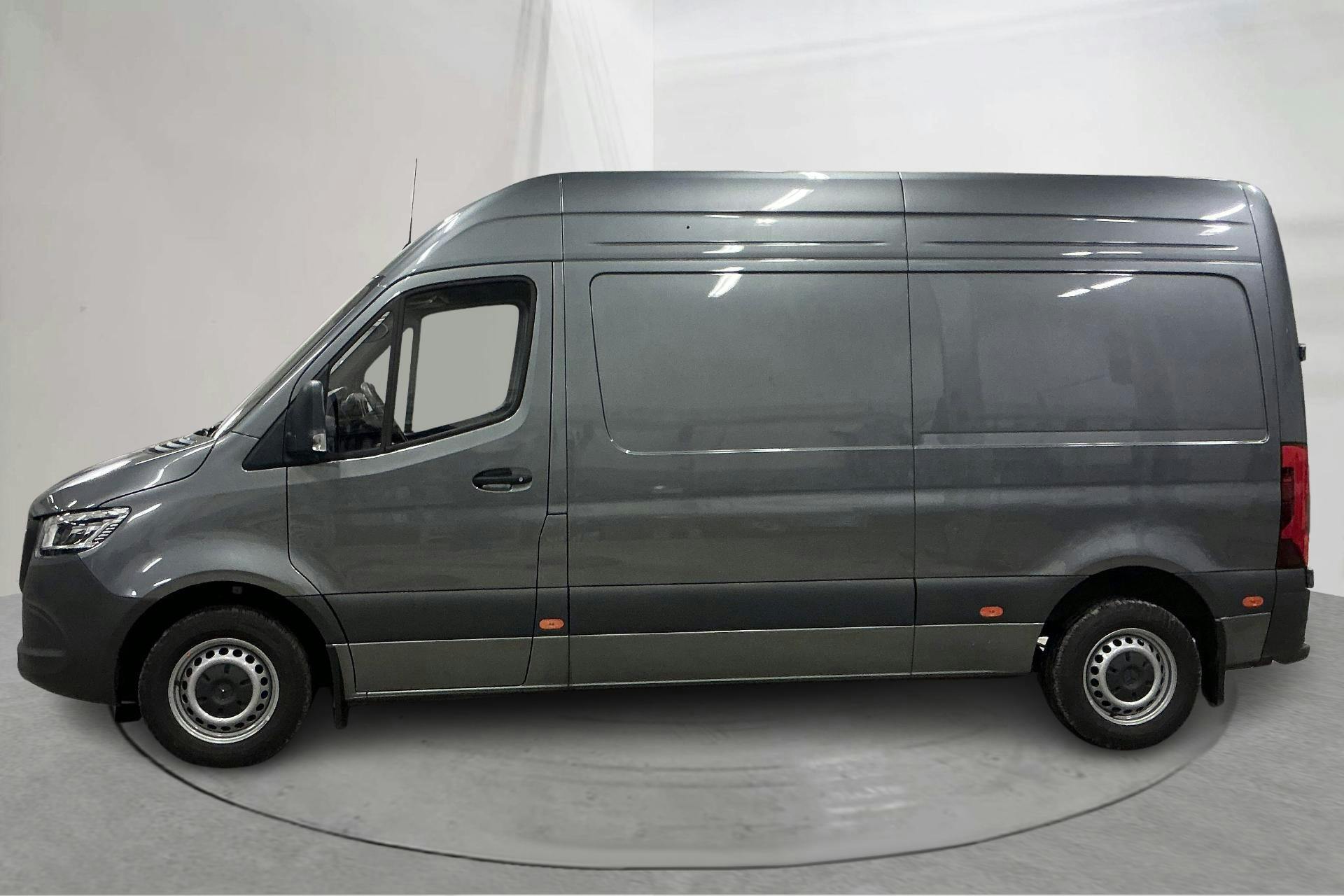 Præsentationsfoto 2 af 17: Mercedes Sprinter 211 CDI Skåp 2WD (114hk) - 33 040 kilometer - Salgsautomat - grå - 2024