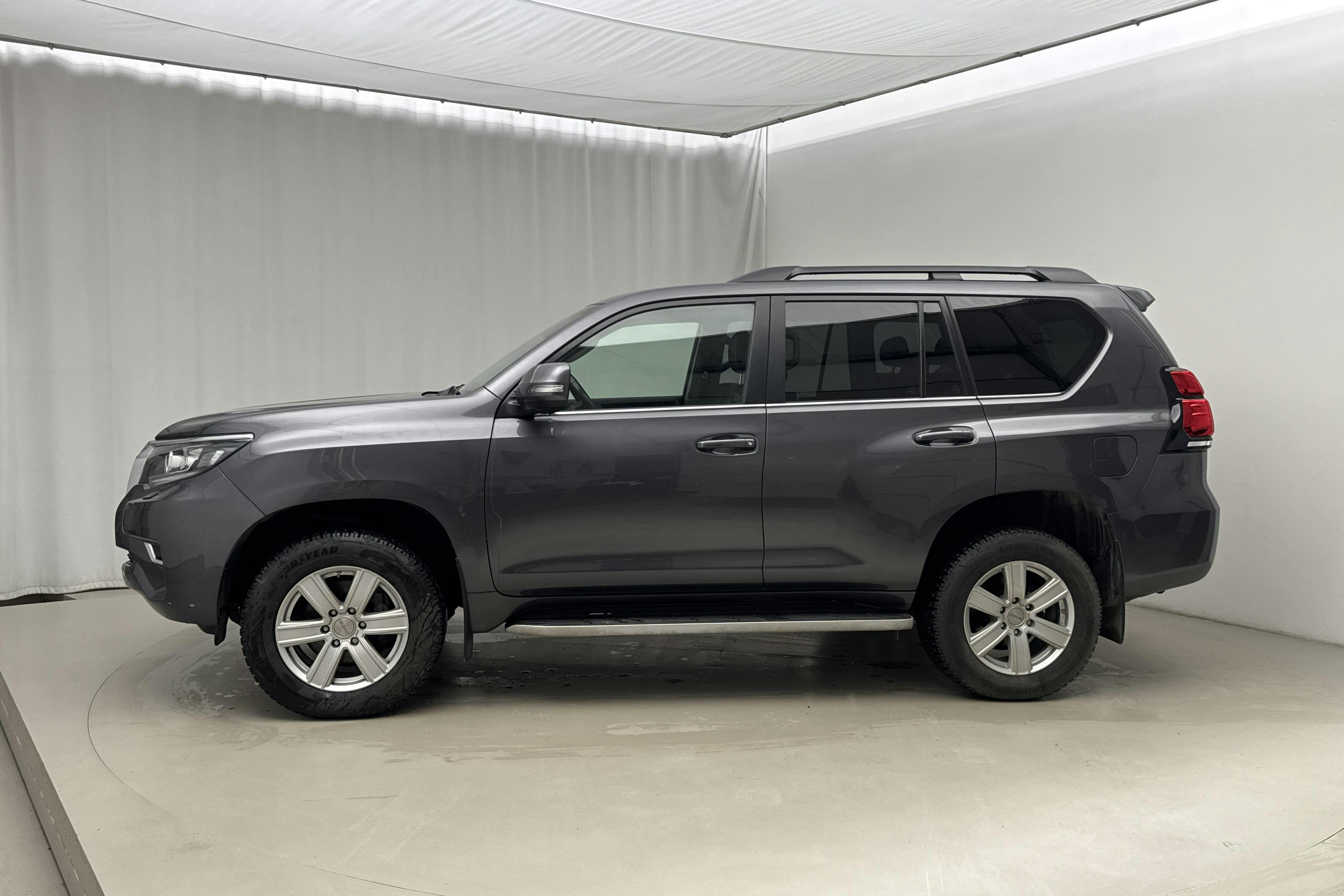 Presentationsfoto 2 av 16: Toyota Land Cruiser 150 2.8 D-4D (204hk) - 4 338 mil - Automat - Dark Grey - 2023
