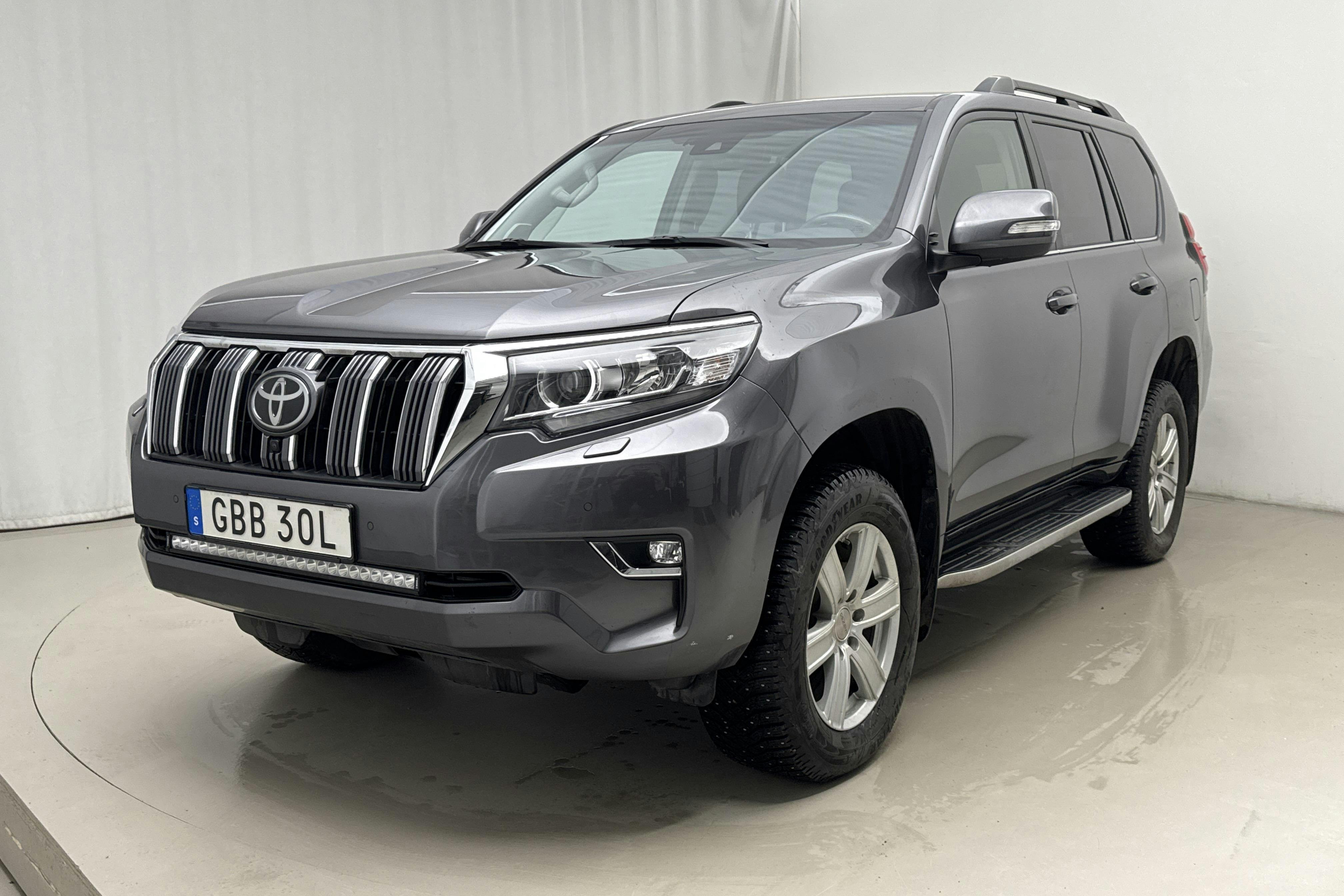 Presentationsfoto 1 av 16: Toyota Land Cruiser 150 2.8 D-4D (204hk) - 4 338 mil - Automat - Dark Grey - 2023