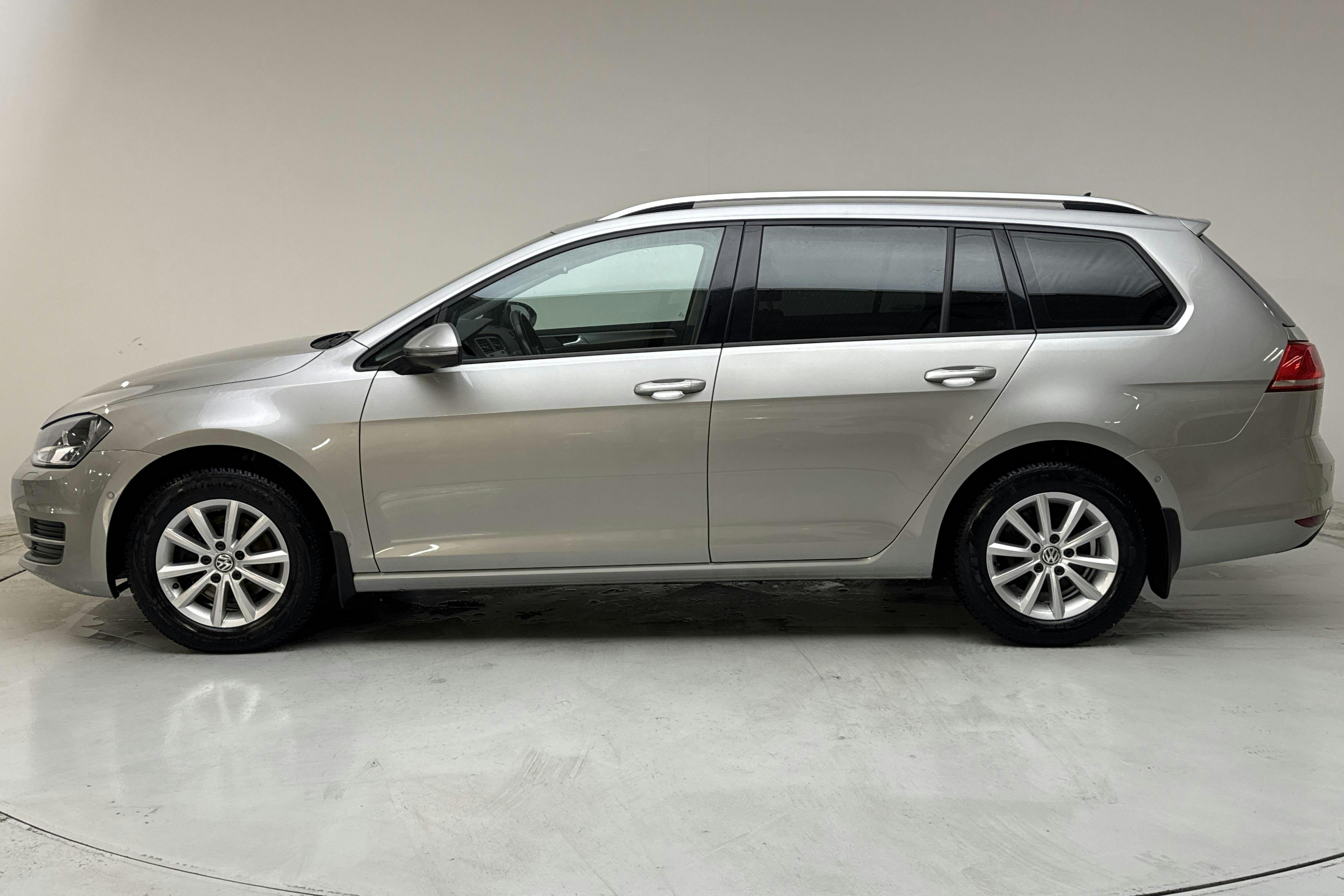 Presentationsfoto 2 av 15: VW Golf VII 1.2 TSI Sportscombi (110hk) - 11 061 mil - Automat - silver - 2016