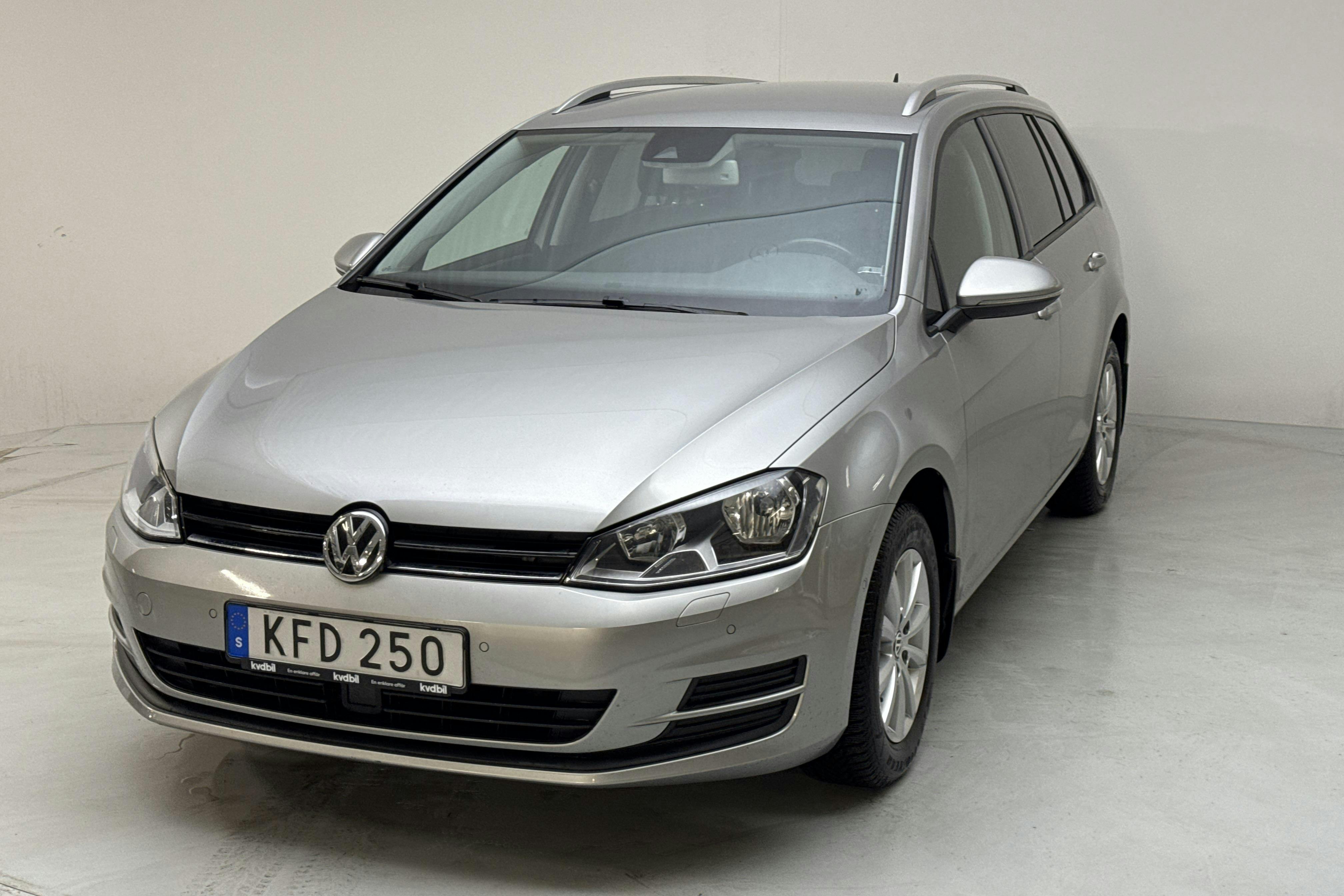 Presentationsfoto 1 av 15: VW Golf VII 1.2 TSI Sportscombi (110hk) - 11 061 mil - Automat - silver - 2016