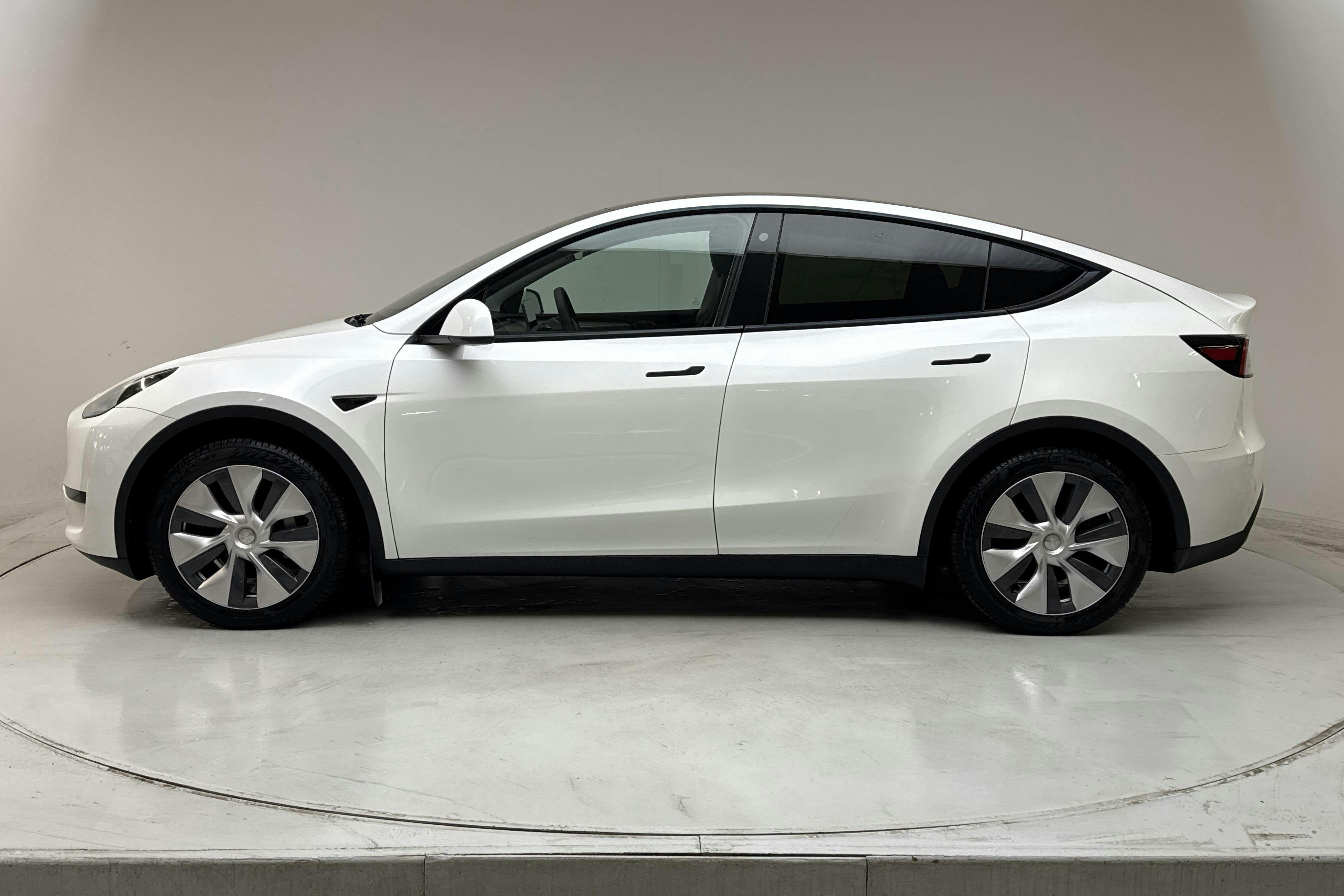 Zdjęcie prezentacyjne 2 z 20: Tesla Model Y RWD - 49 890 km - Automatyczna - biały - 2024