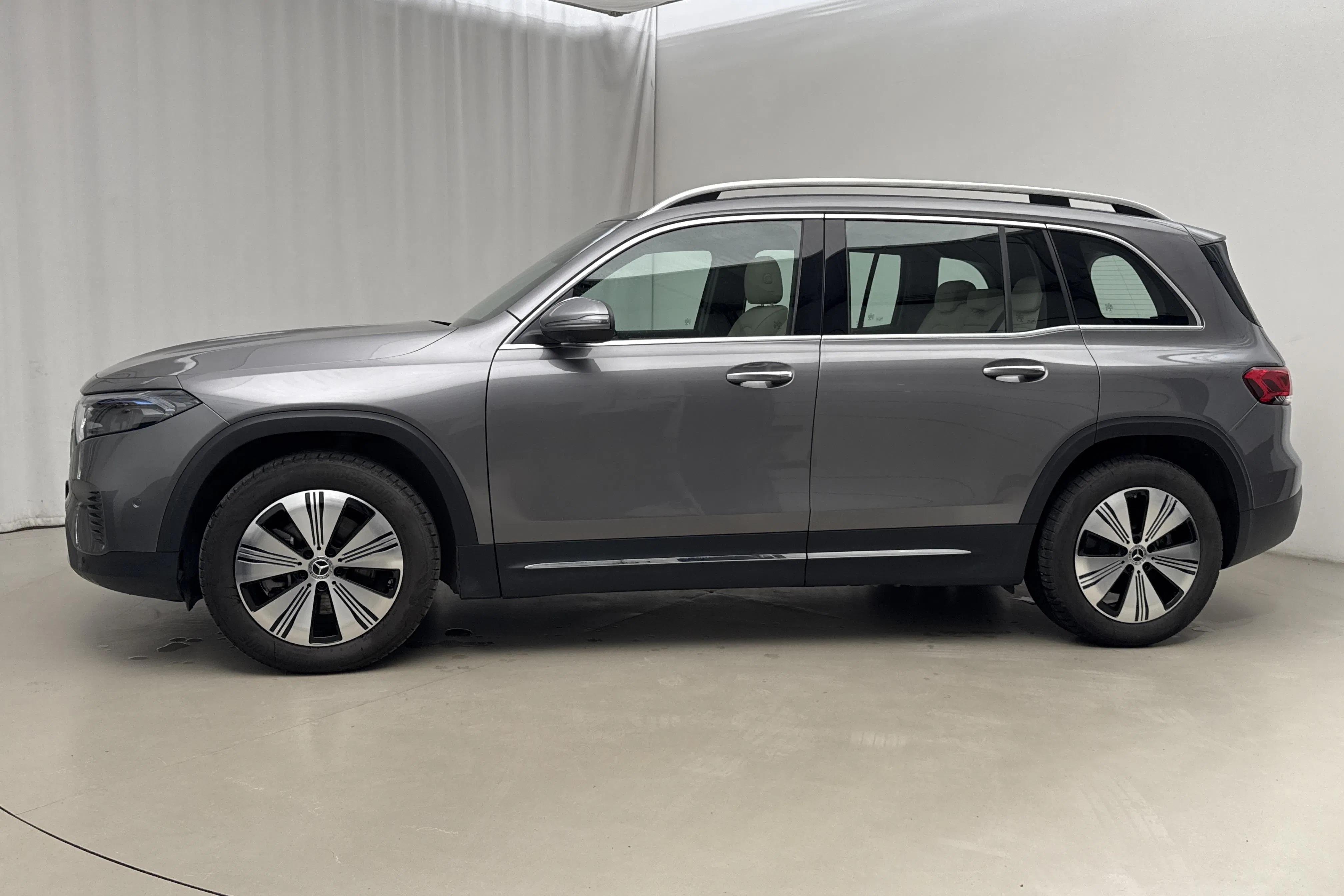 Presentationsfoto 2 av 23: Mercedes EQB 350 4MATIC X243 (292hk) - 2 865 mil - Automat - Mörkgrå - 2023