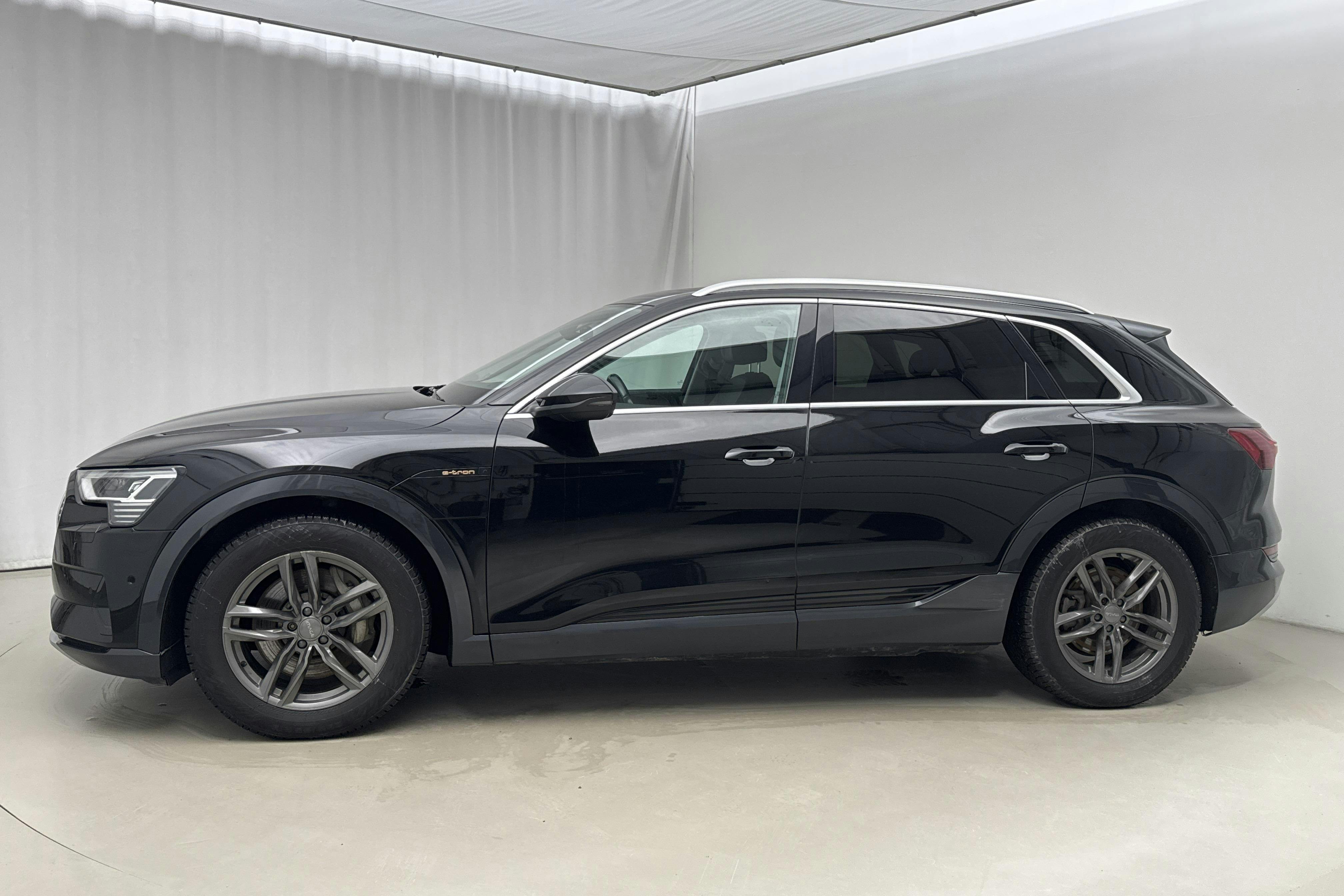 Presentationsfoto 2 av 21: Audi e-tron 55 quattro 95kWh (360hk) - 14 661 mil - Automat - svart - 2021
