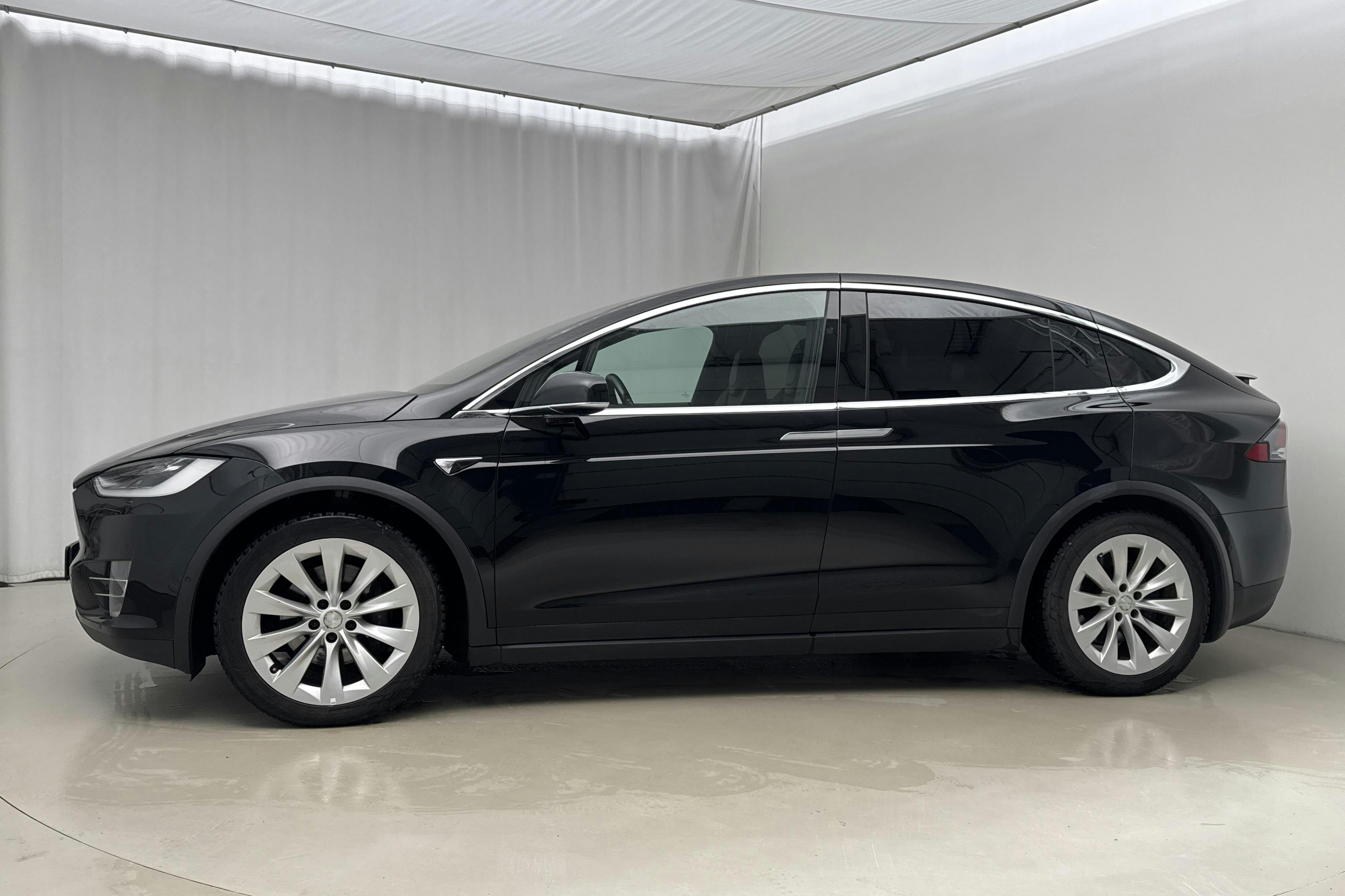 Presentationsfoto 2 av 28: Tesla Model X 100D - 15 959 mil - Automat - svart - 2019