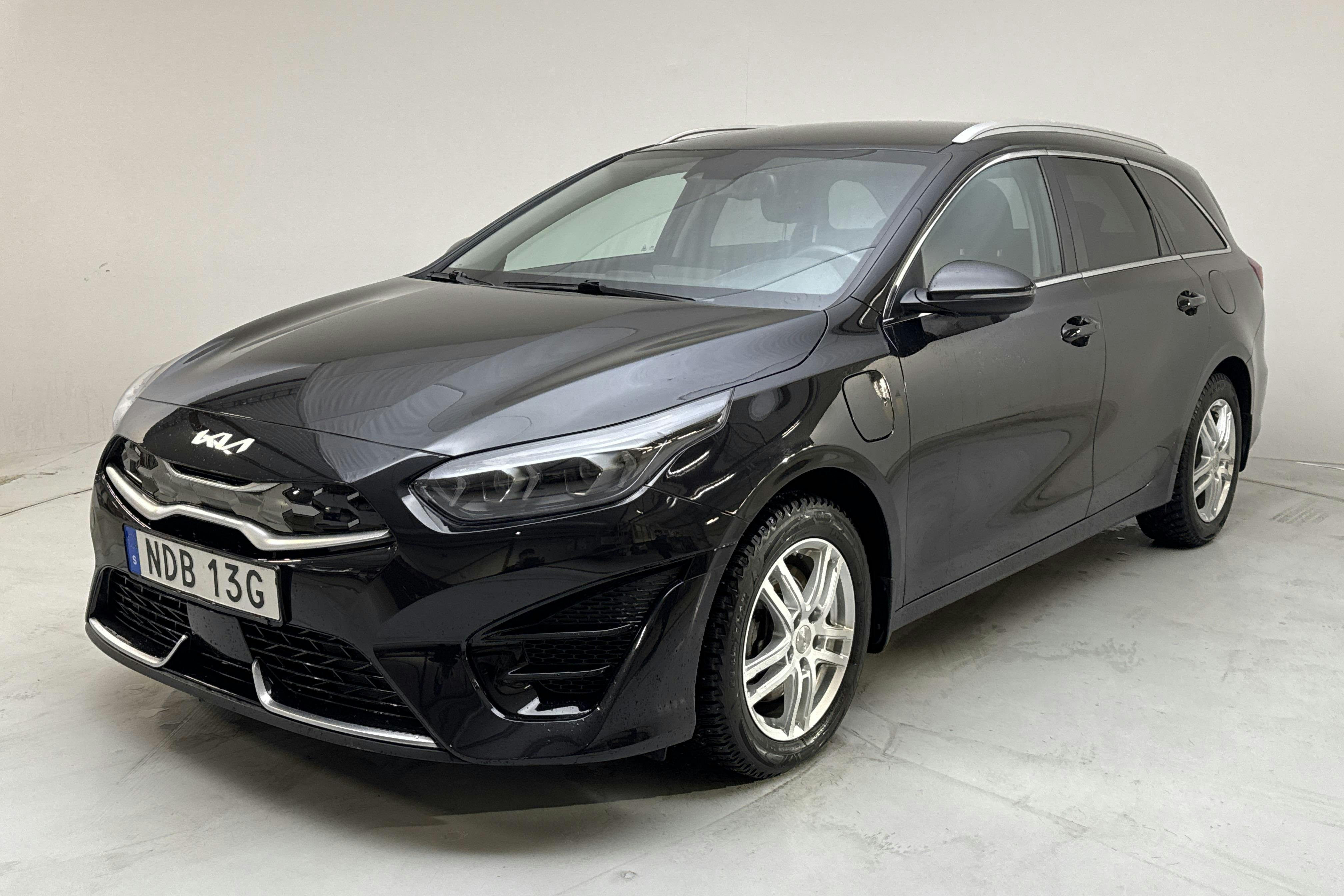 Presentation photo 1 of 14: KIA Ceed 1.6 Plug-in Hybrid SW (141hk) - 63 200 km - Automatic - black - 2022
