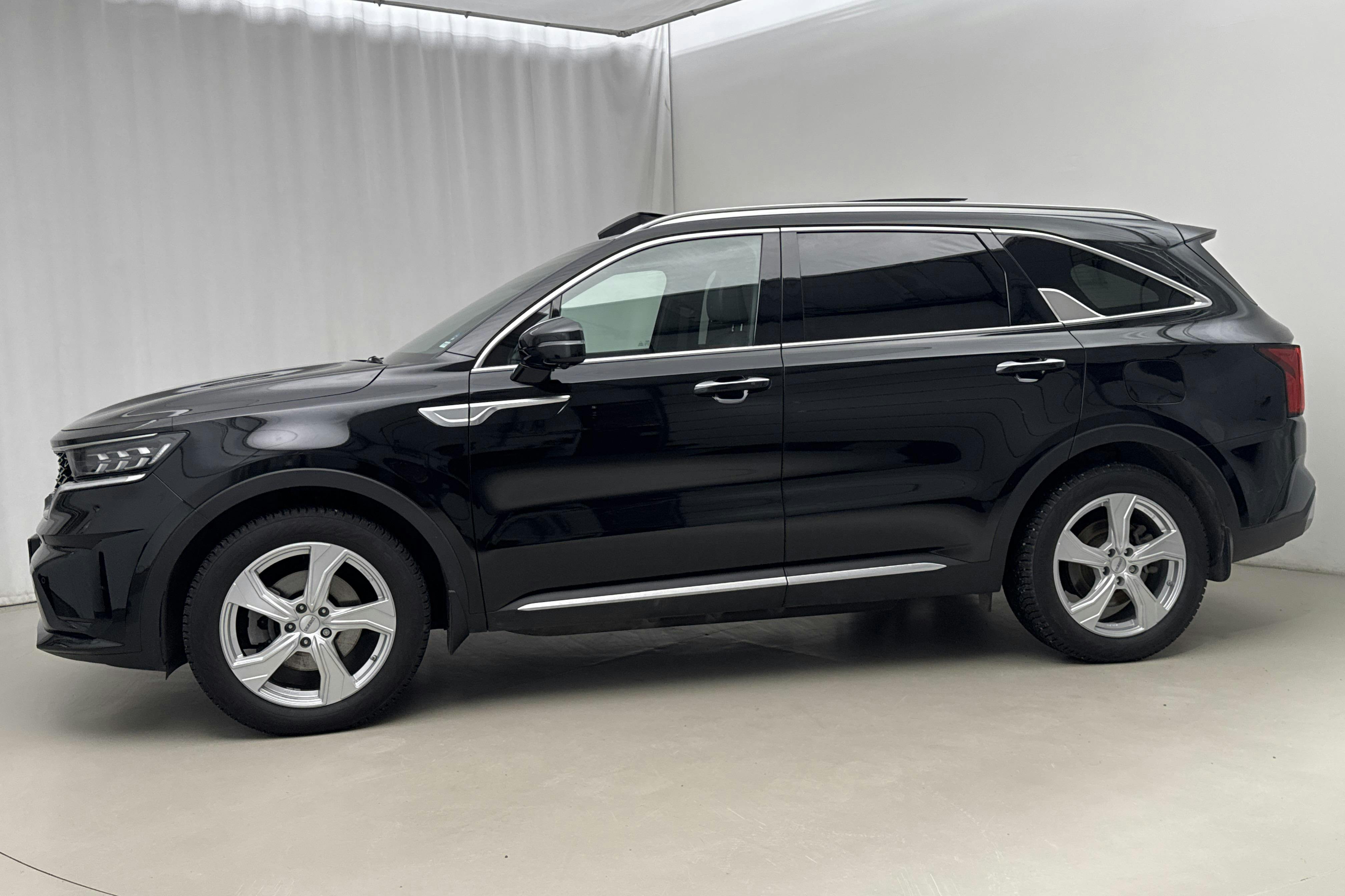 Zdjęcie prezentacyjne 2 z 30: KIA Sorento 1.6 T-GDi Plug-in Hybrid AWD (265hk) - 26 250 km - Automatyczna - czarny - 2023