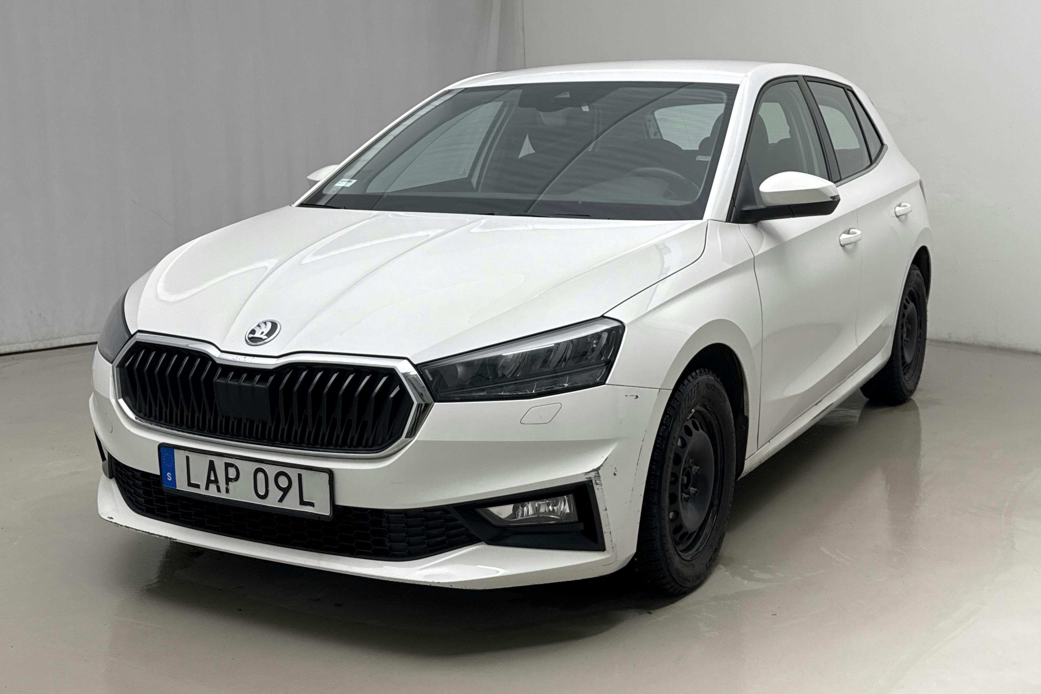 Presentation photo 1 of 12: Skoda Fabia 1.0 TSI (110hk) - 180 430 km - Automatic - white - 2022