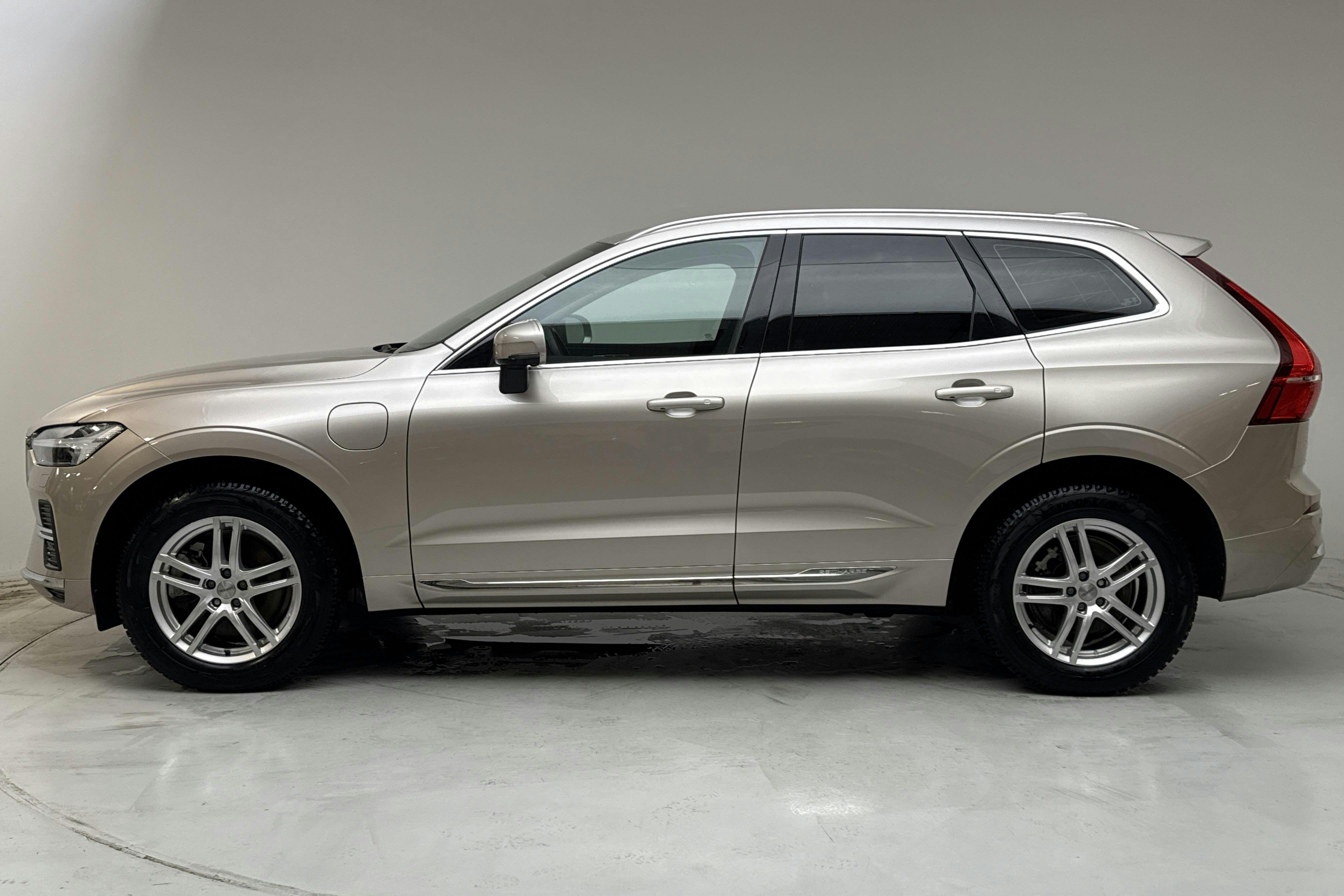 Presentationsfoto 2 av 18: Volvo XC60 T6 AWD Recharge (350hk) - 6 707 mil - Automat - Light Grey - 2023