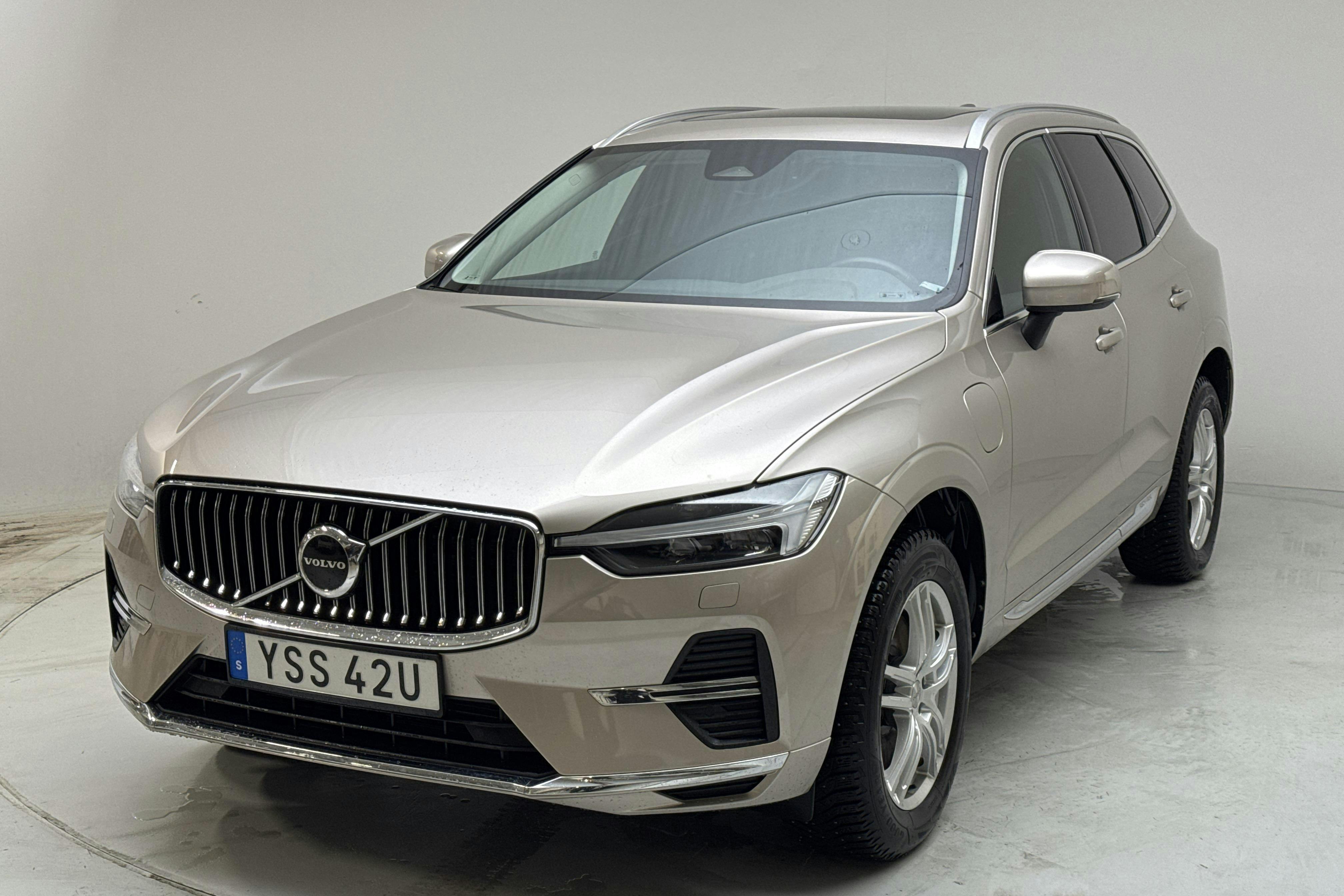 Presentationsfoto 1 av 18: Volvo XC60 T6 AWD Recharge (350hk) - 6 707 mil - Automat - Light Grey - 2023