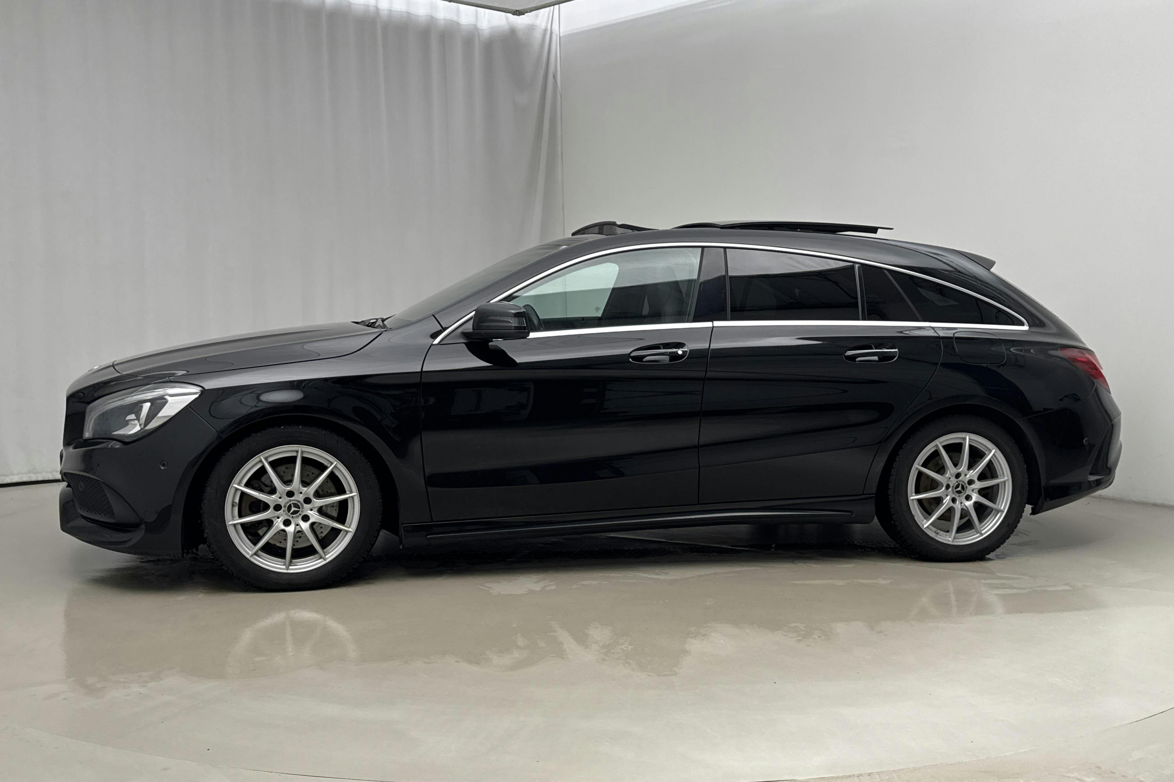 Præsentationsfoto 2 af 23: Mercedes CLA 220 4MATIC Shooting Brake X117 (184hk) - 173 000 kilometer - Salgsautomat - Sort - 2018