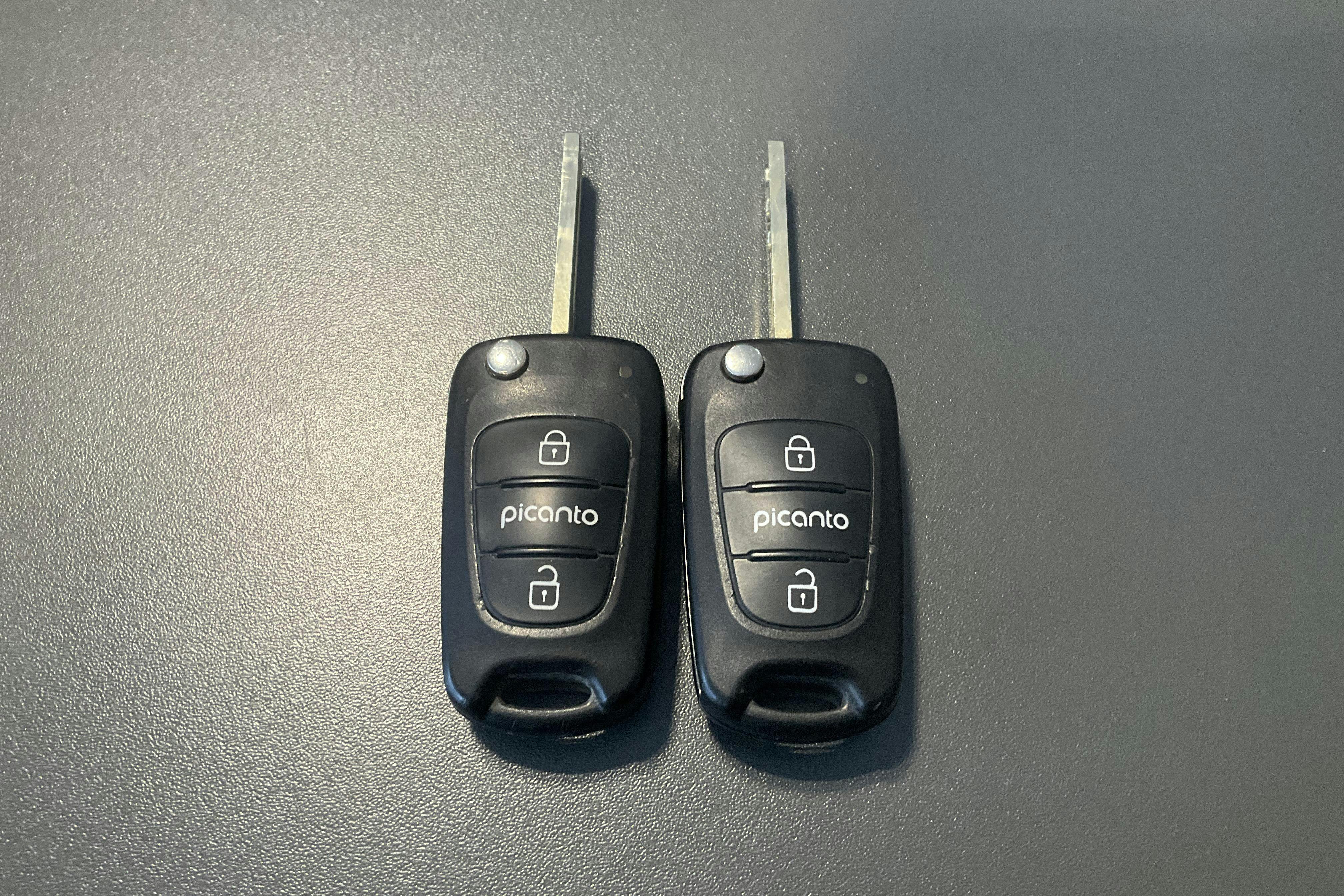 Præsentationsfoto 13 af 13: KIA Picanto 1.0 5dr (69hk) - 104 240 kilometer - Manuel - Rød farve - 2013