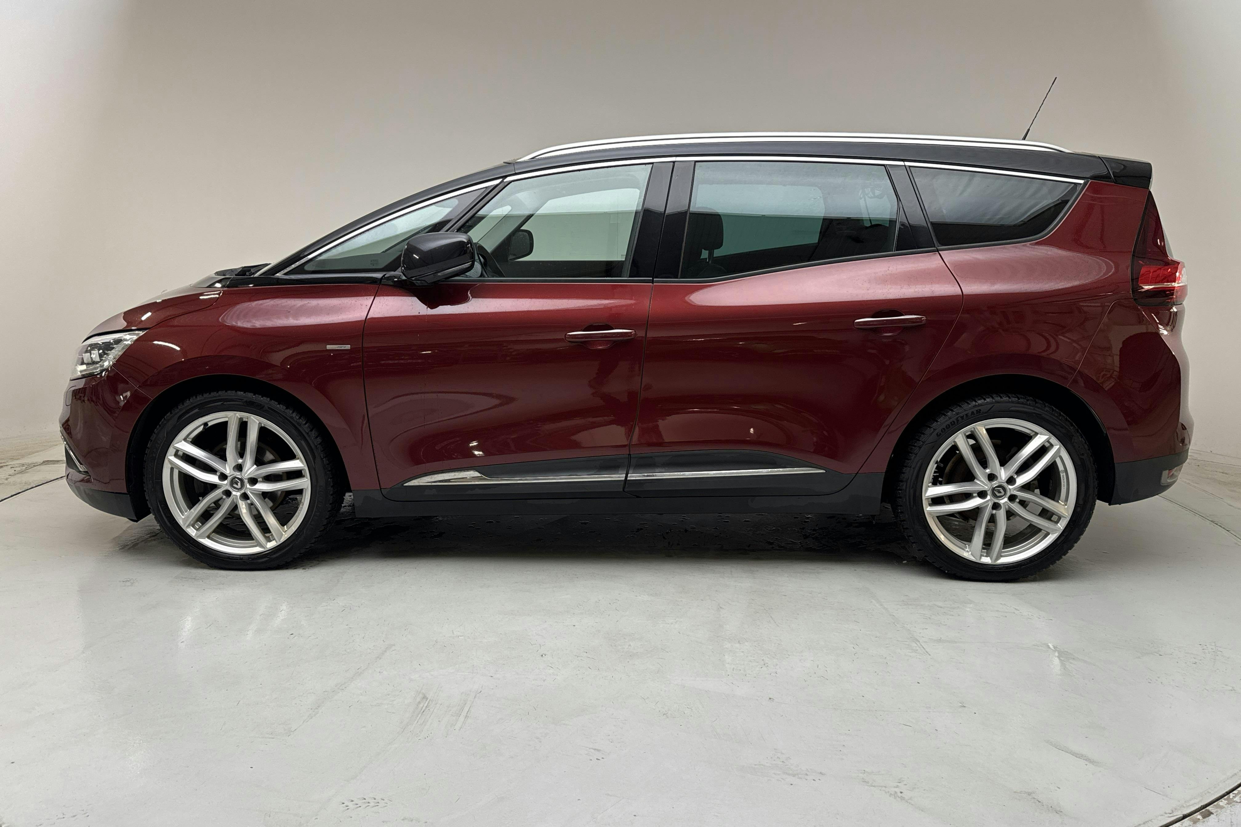 Præsentationsfoto 2 af 15: Renault Grand Scénic 1.5 dCi (110hk) - 119 170 kilometer - Salgsautomat - Dark Red - 2018
