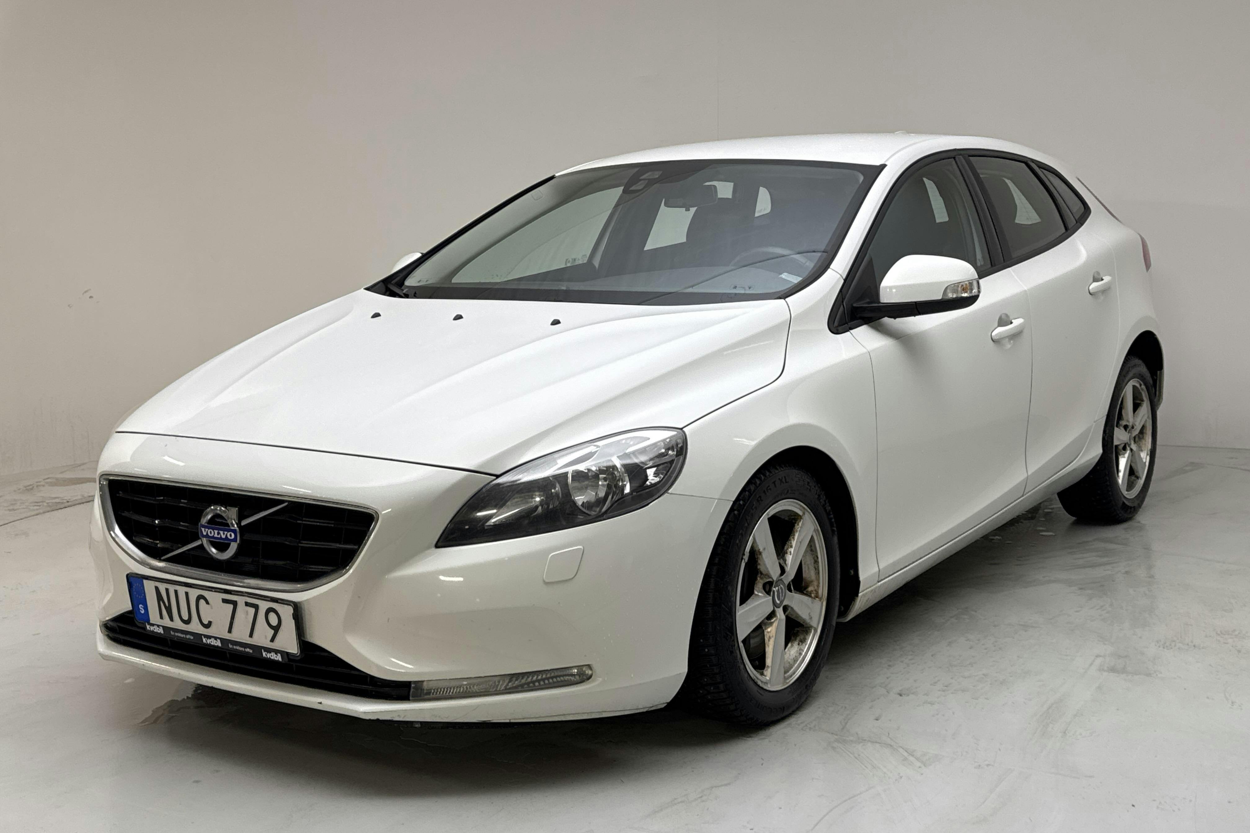 Presentationsfoto 1 av 13: Volvo V40 D2 (120hk) - 10 005 mil - Automat - vit - 2016