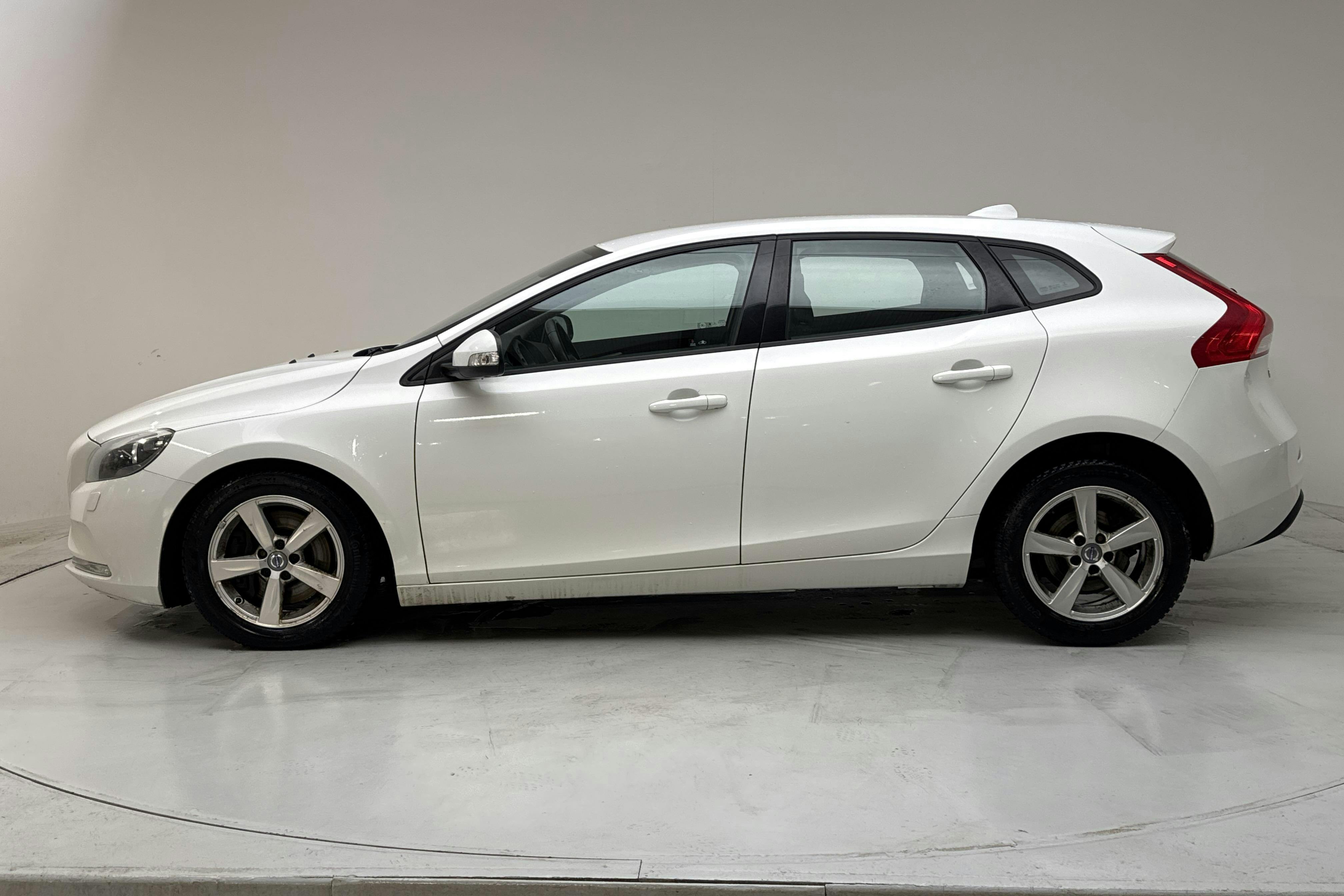 Presentationsfoto 2 av 13: Volvo V40 D2 (120hk) - 10 005 mil - Automat - vit - 2016
