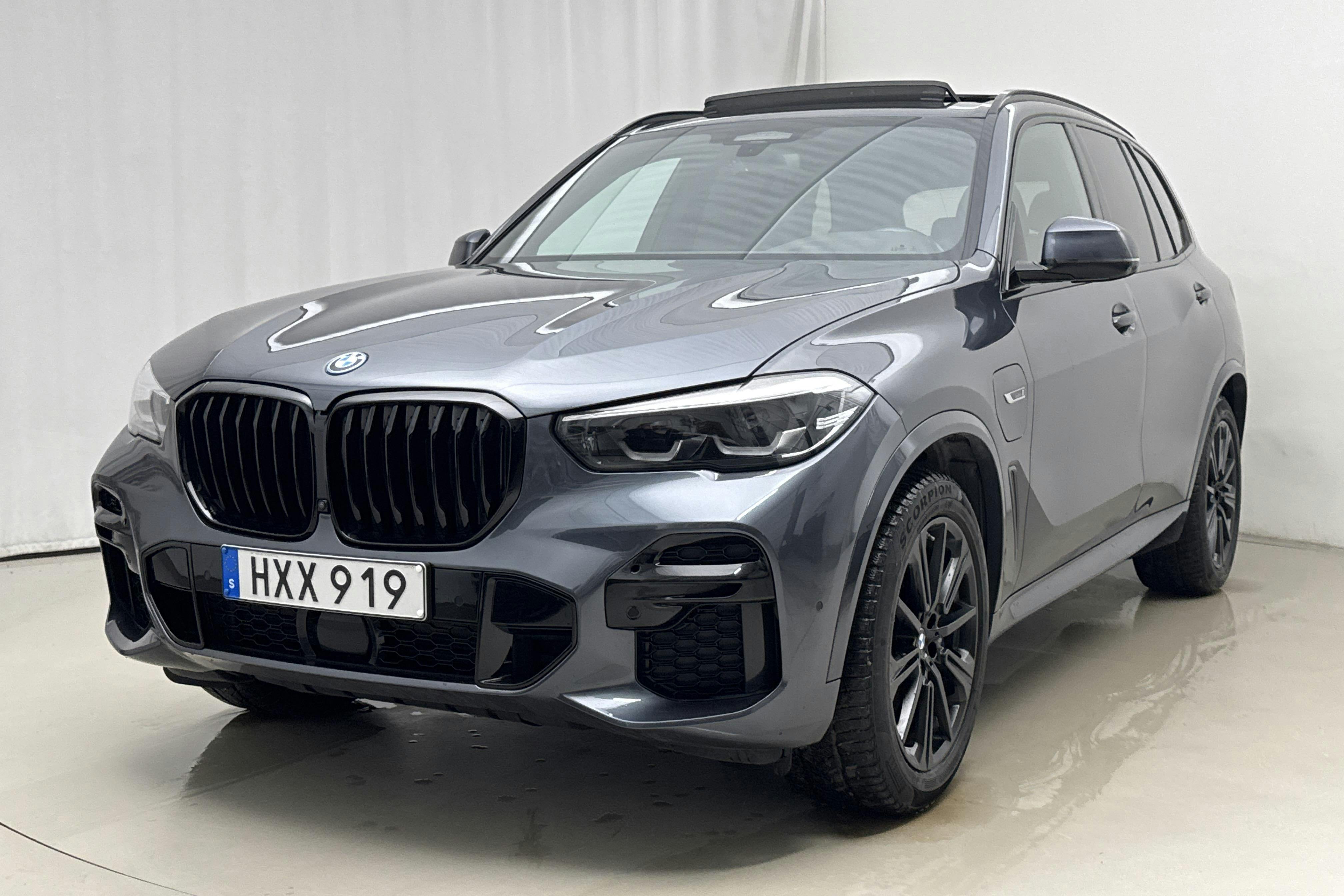 Præsentationsfoto 1 af 31: BMW X5 xDrive45e, G05 (394hk) - 95 570 kilometer - Salgsautomat - grå - 2022