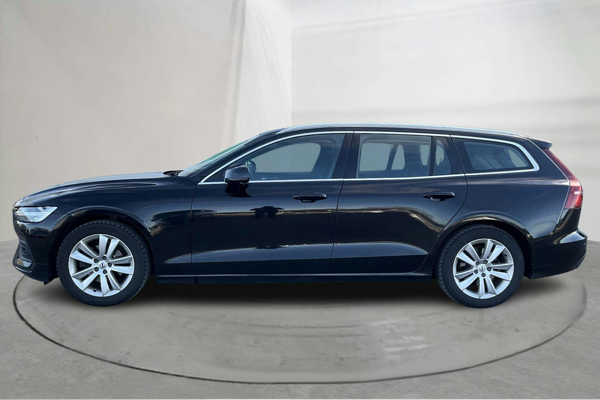Præsentationsfoto 2 af 16: Volvo V60 B4 Mildhybrid, Diesel (197hk) - 178 360 kilometer - Salgsautomat - Sort - 2021