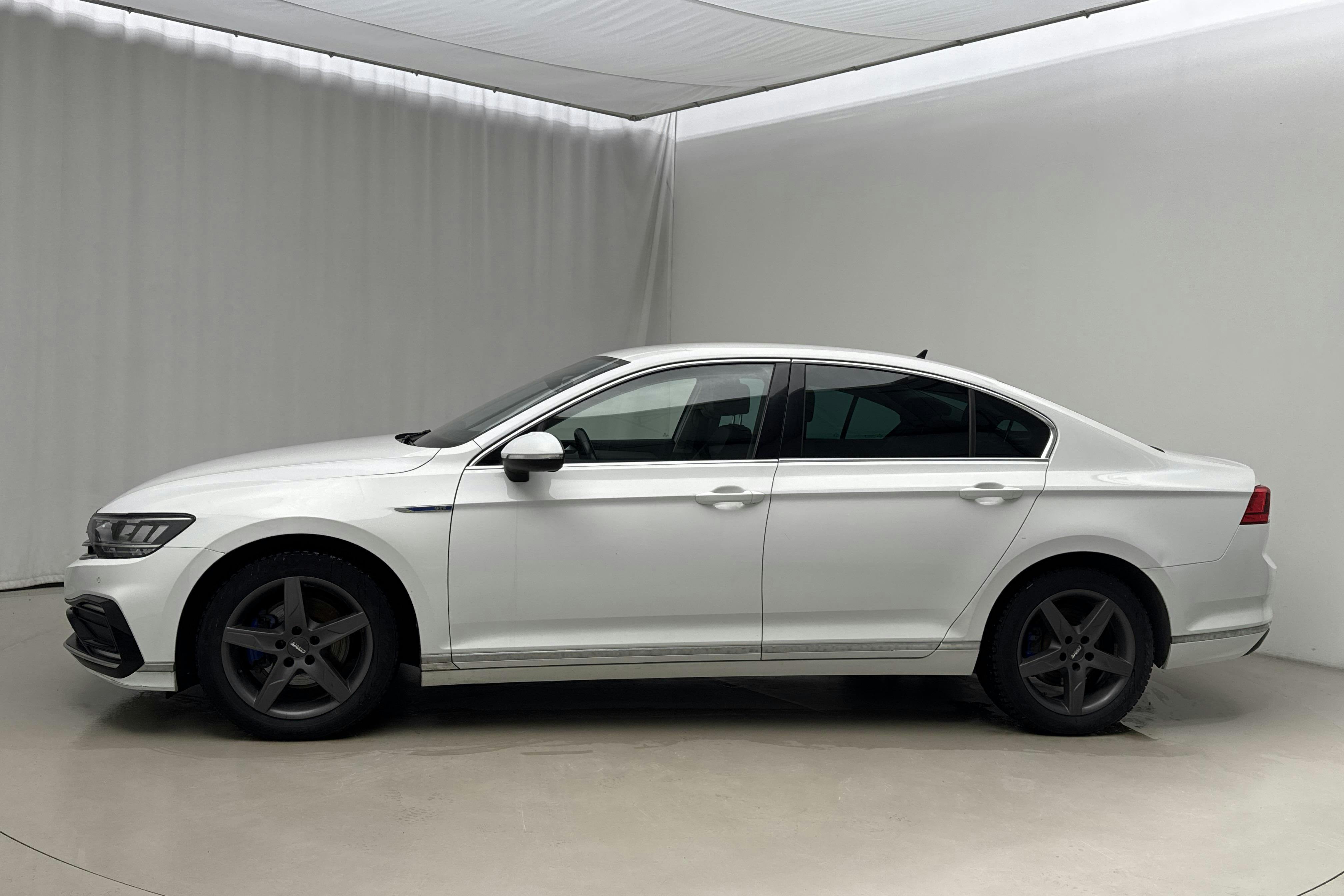 Præsentationsfoto 2 af 17: VW Passat 1.4 GTE (218hk) - 142 400 kilometer - Salgsautomat - Hvid - 2020