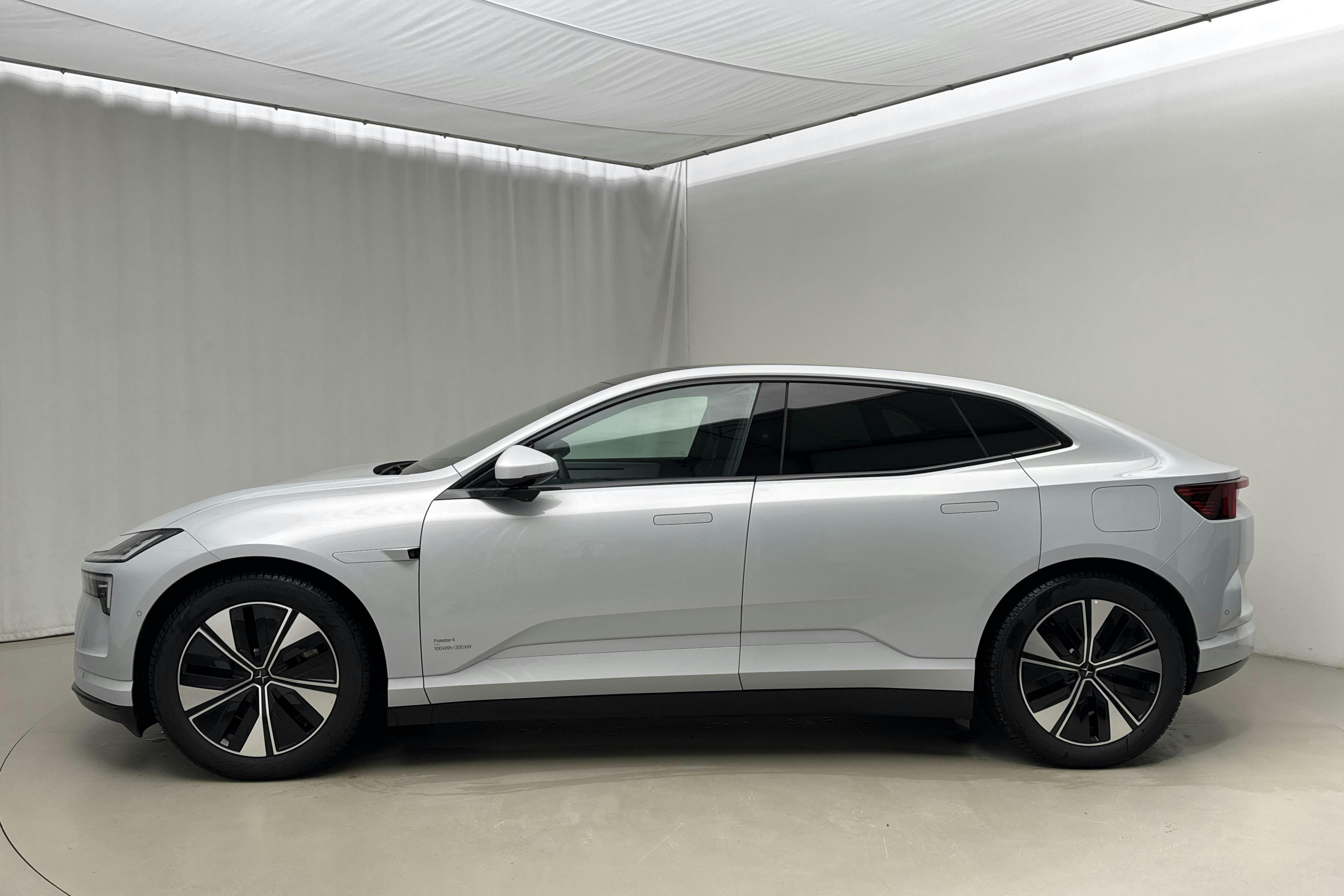 Presentationsfoto 2 av 24: Polestar 4 Long range Single motor (272hk) - 4 133 mil - Automat - silver - 2025