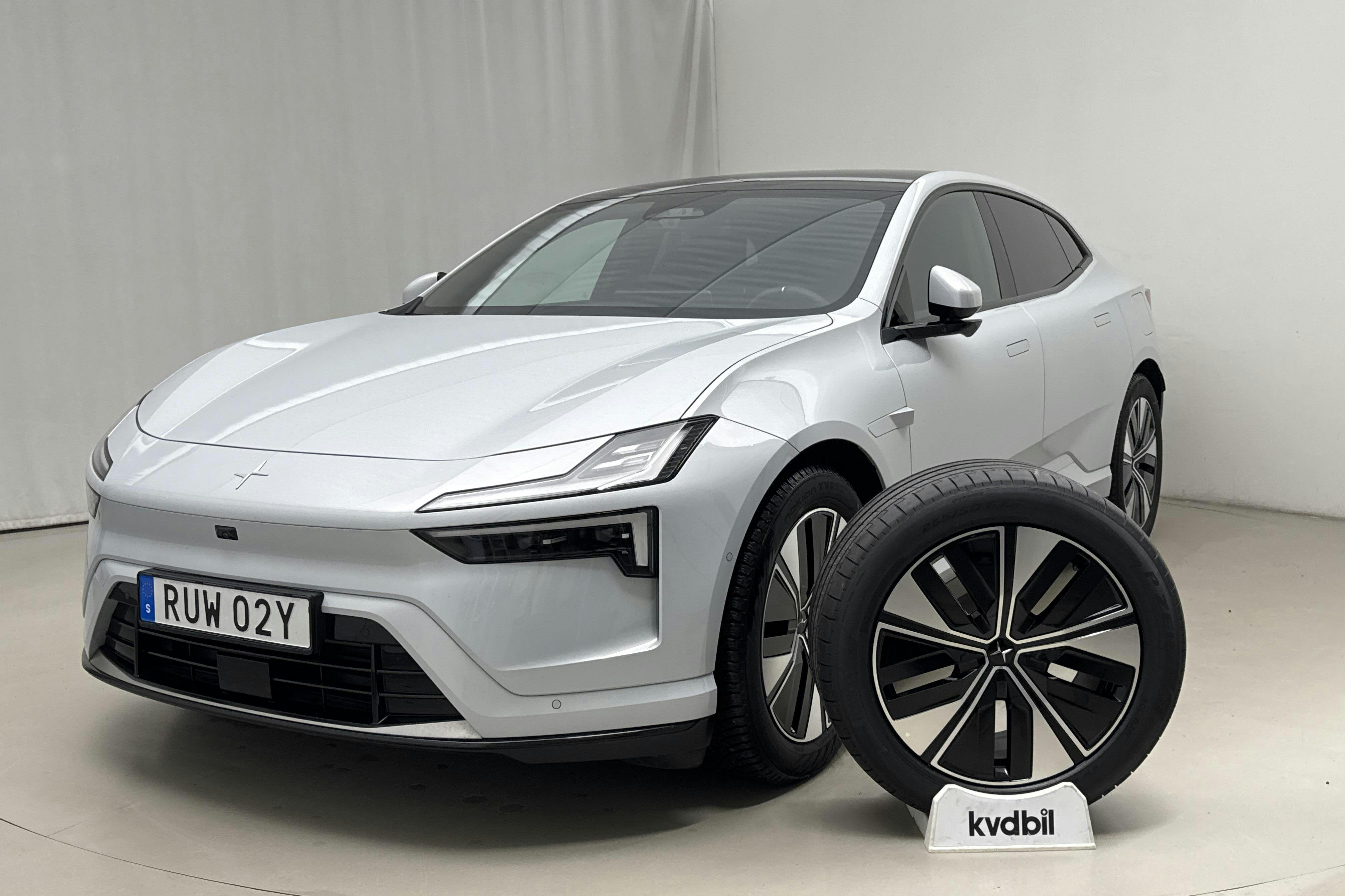 Presentationsfoto 1 av 24: Polestar 4 Long range Single motor (272hk) - 4 133 mil - Automat - silver - 2025