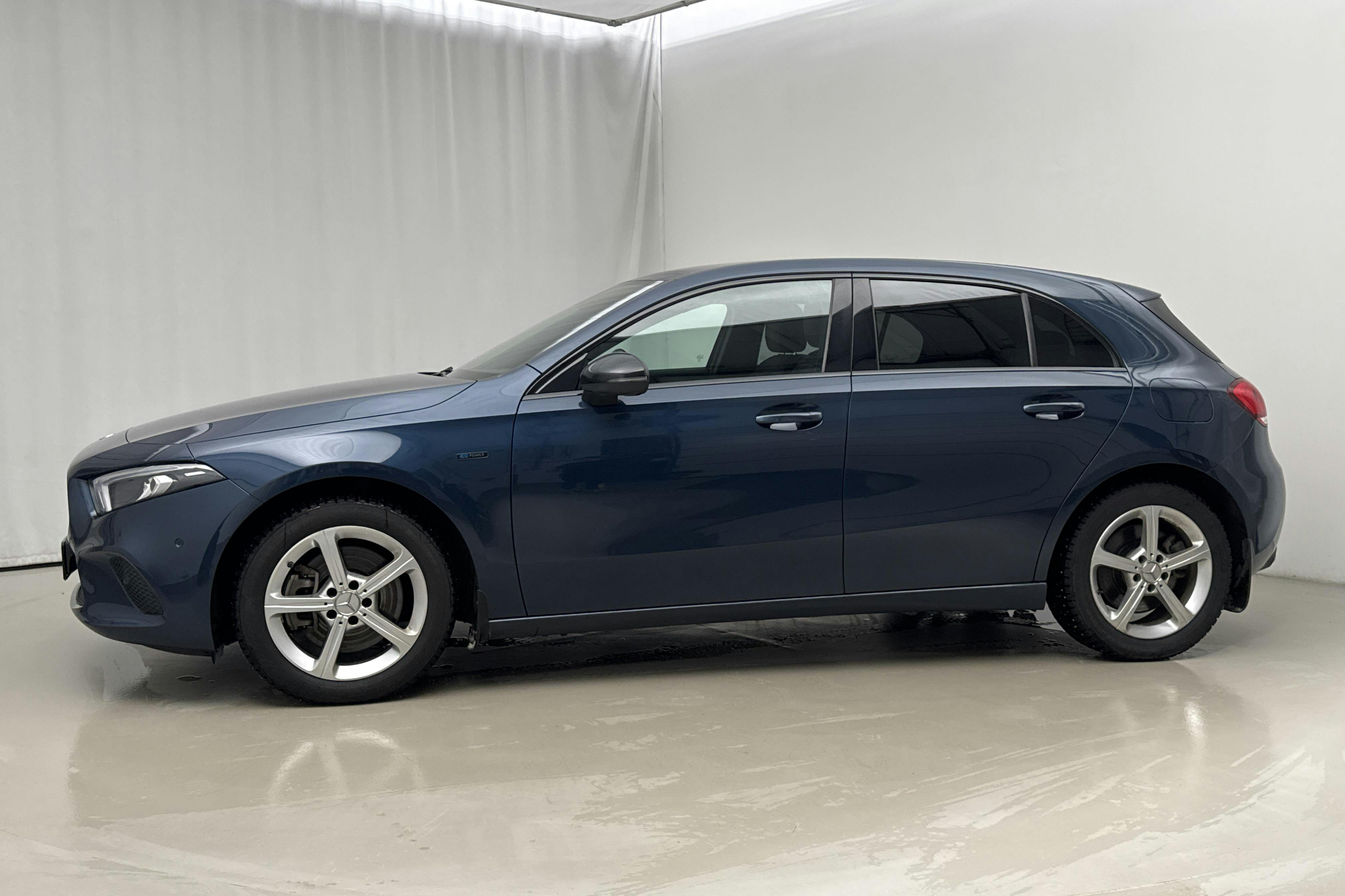 Presentationsfoto 2 av 23: Mercedes A 250 e 5dr W177 (218hk) - 5 732 mil - Automat - blå - 2021