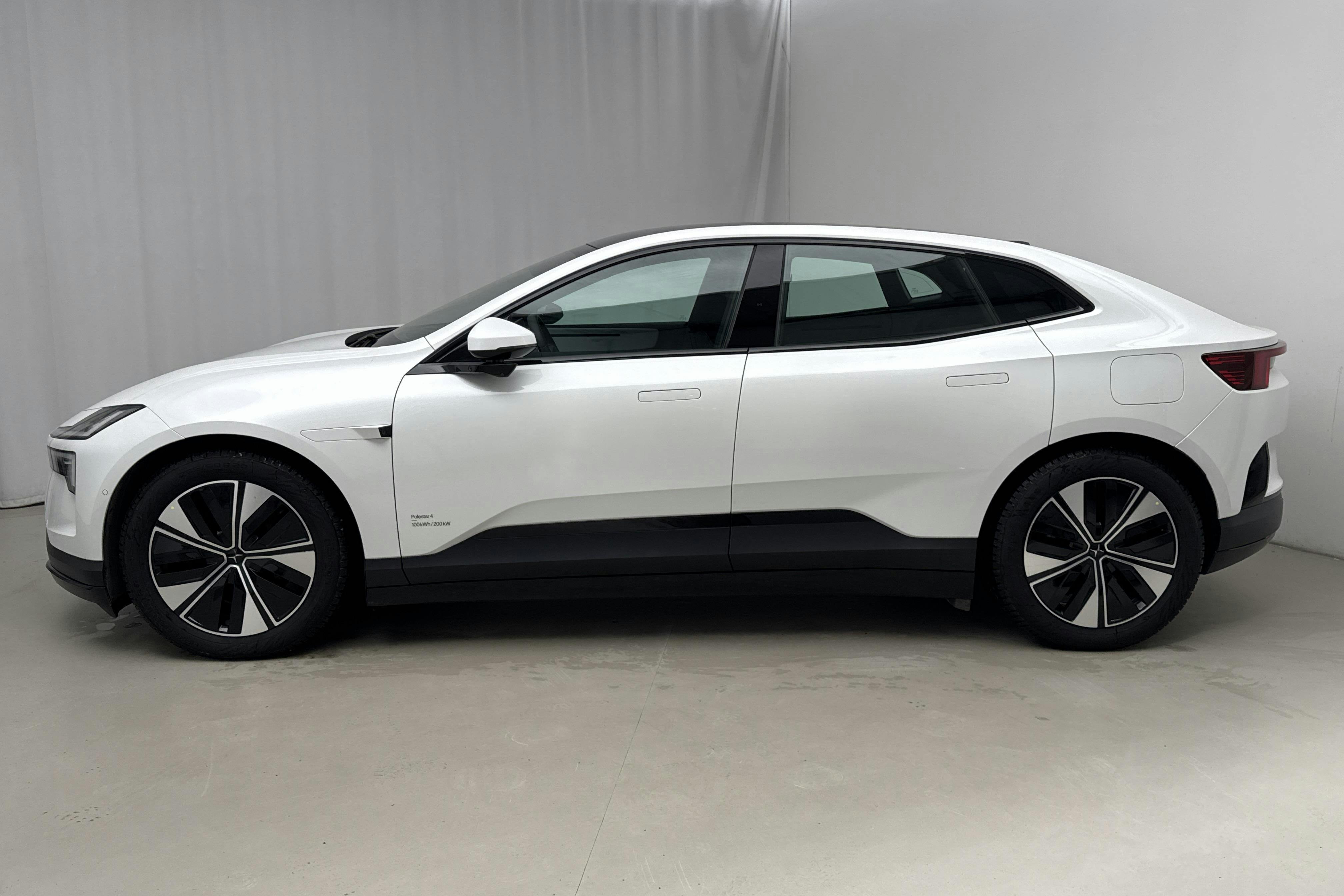 Presentationsfoto 2 av 25: Polestar 4 Long range Single motor (272hk) - 3 580 mil - Automat - vit - 2025