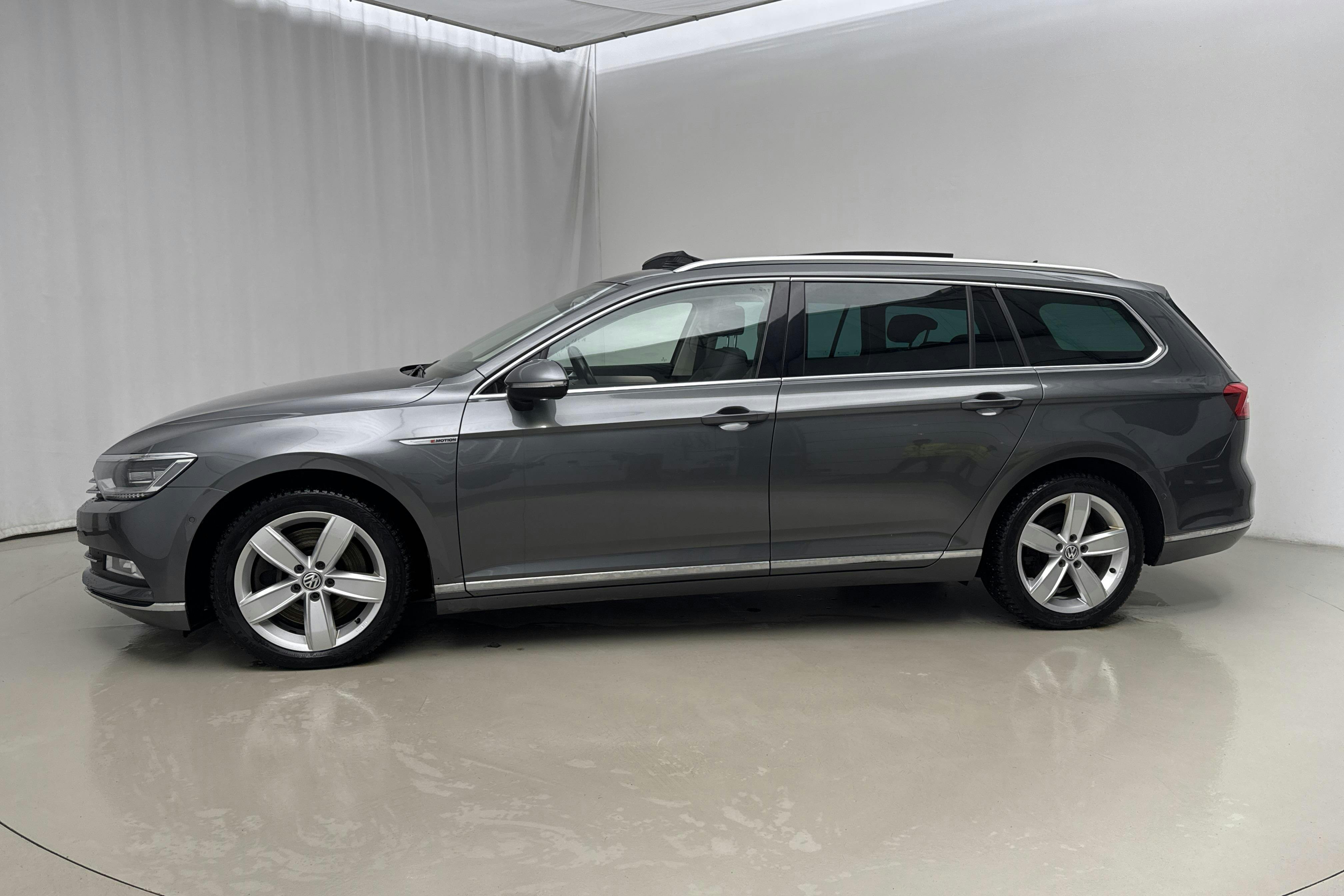 Presentationsfoto 2 av 20: VW Passat 2.0 TDI BiTurbo Sportscombi 4MOTION (240hk) - 13 242 mil - Automat - grå - 2015