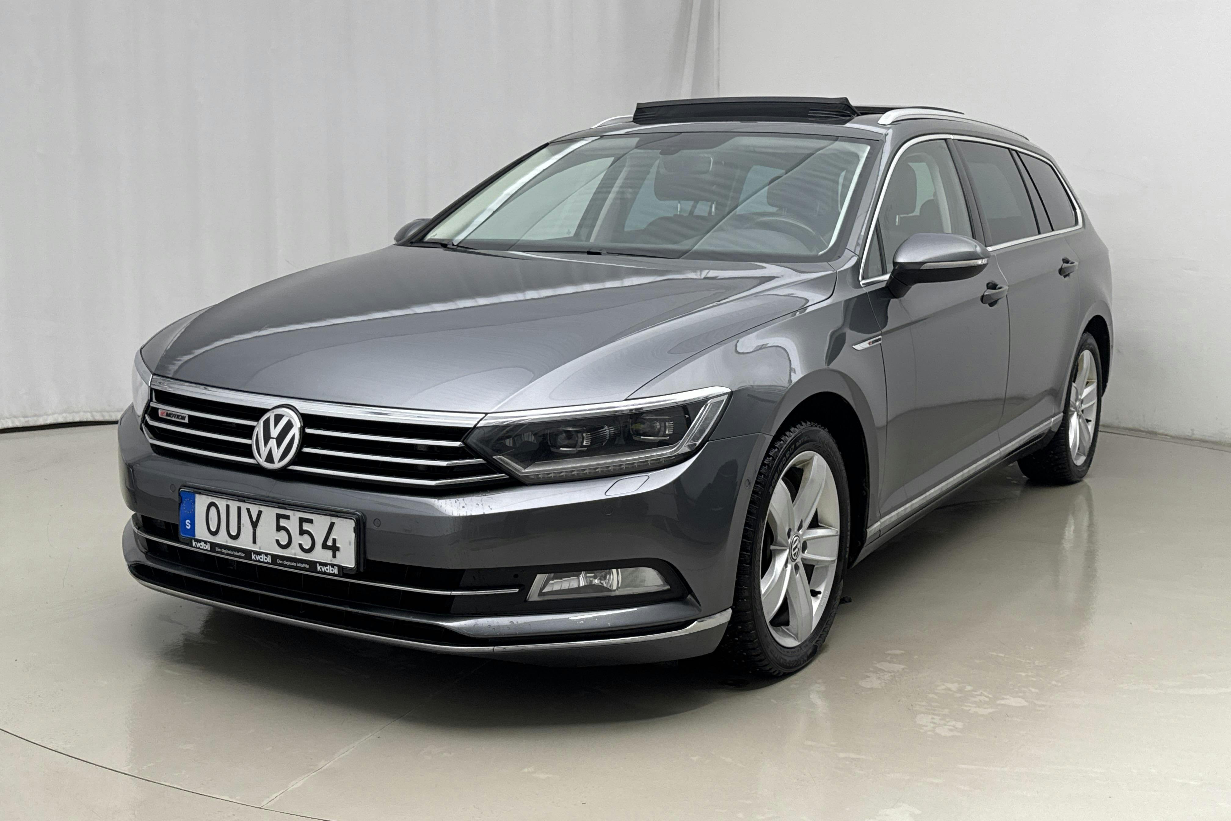 Presentationsfoto 1 av 20: VW Passat 2.0 TDI BiTurbo Sportscombi 4MOTION (240hk) - 13 242 mil - Automat - grå - 2015