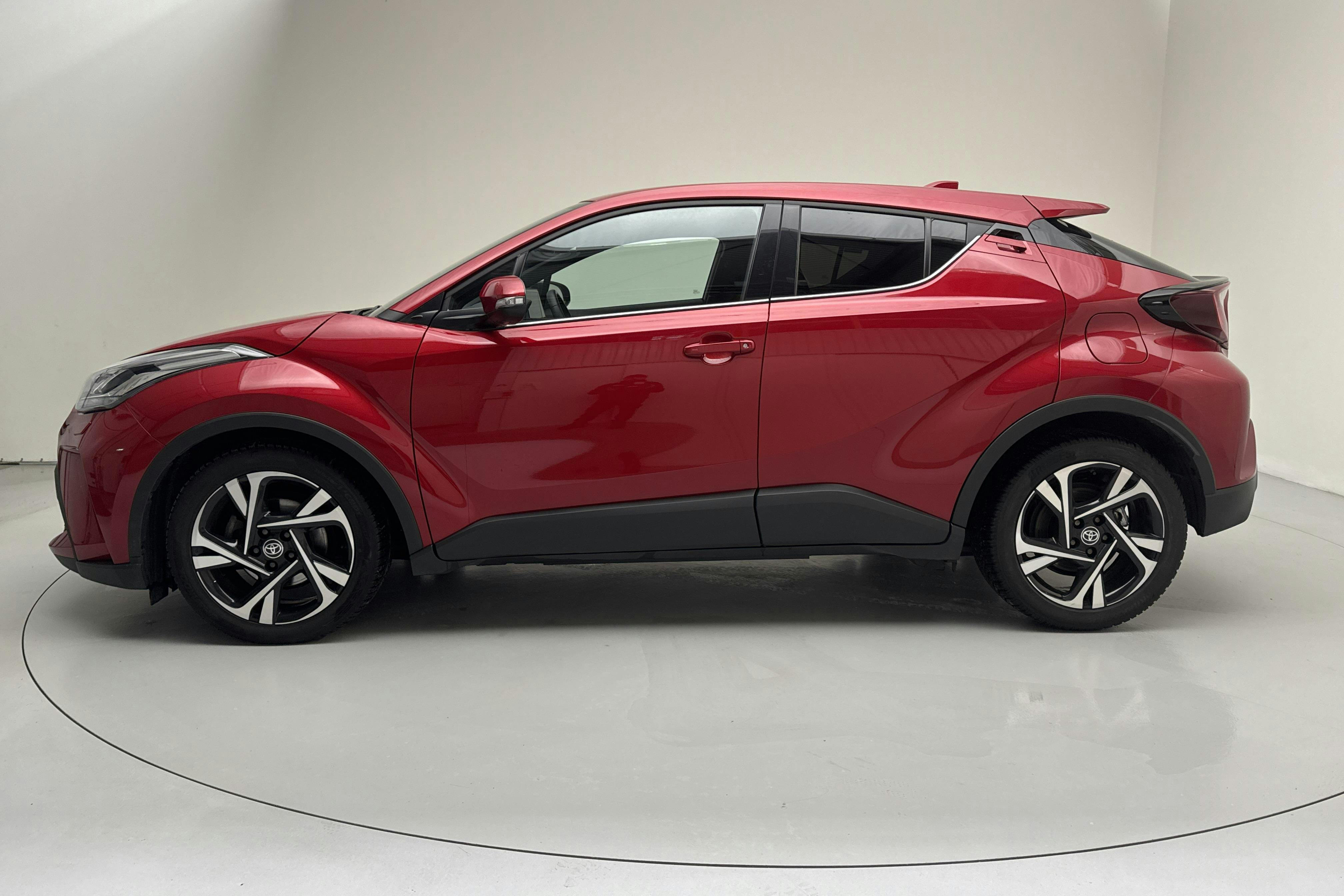 Presentationsfoto 2 av 12: Toyota C-HR 1.8 HSD (122hk) - 11 355 mil - Automat - röd - 2023