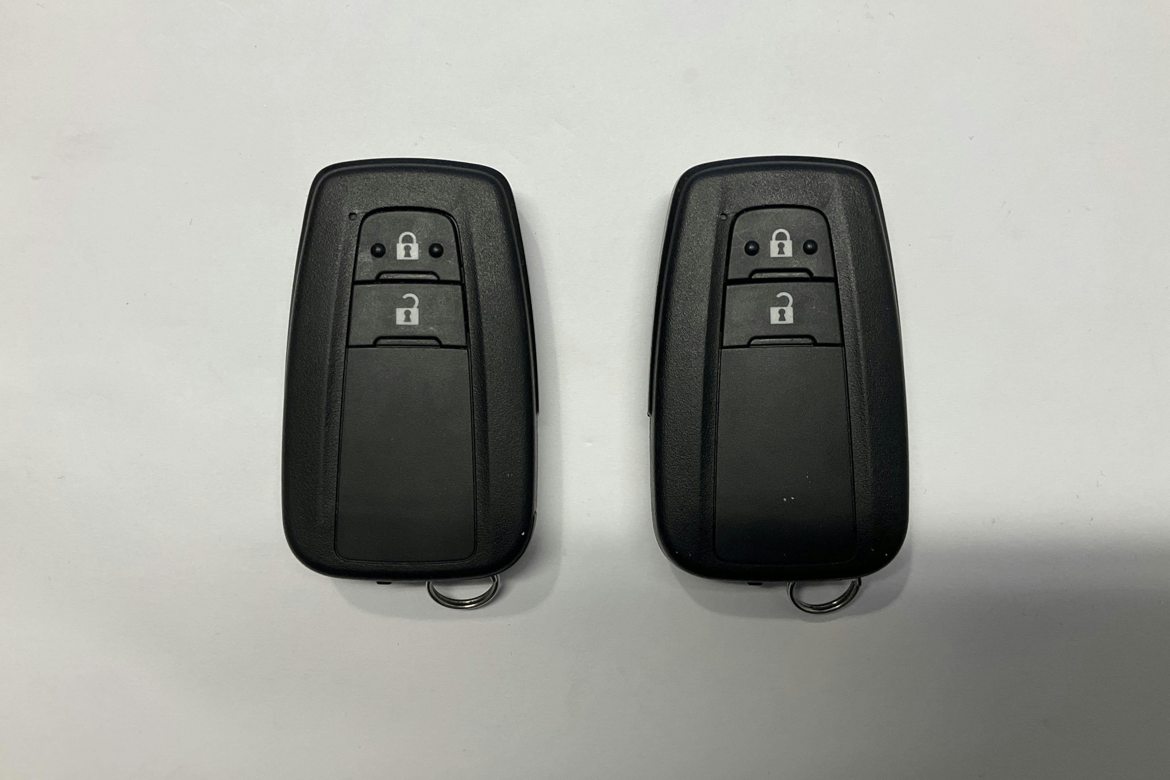 Presentationsfoto 12 av 12: Toyota C-HR 1.8 HSD (122hk) - 11 355 mil - Automat - röd - 2023