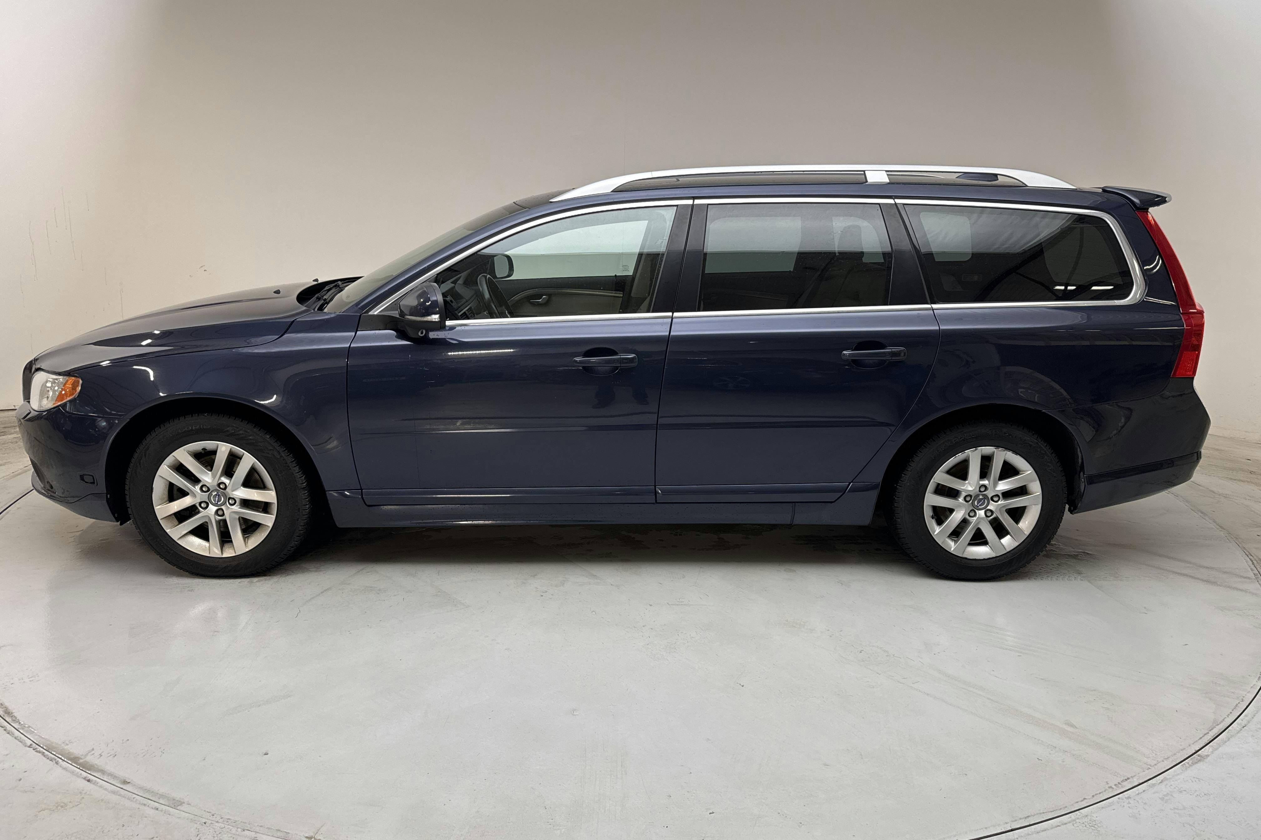 Presentationsfoto 2 av 16: Volvo V70 II T4F (180hk) - 18 541 mil - Automat - blå - 2013