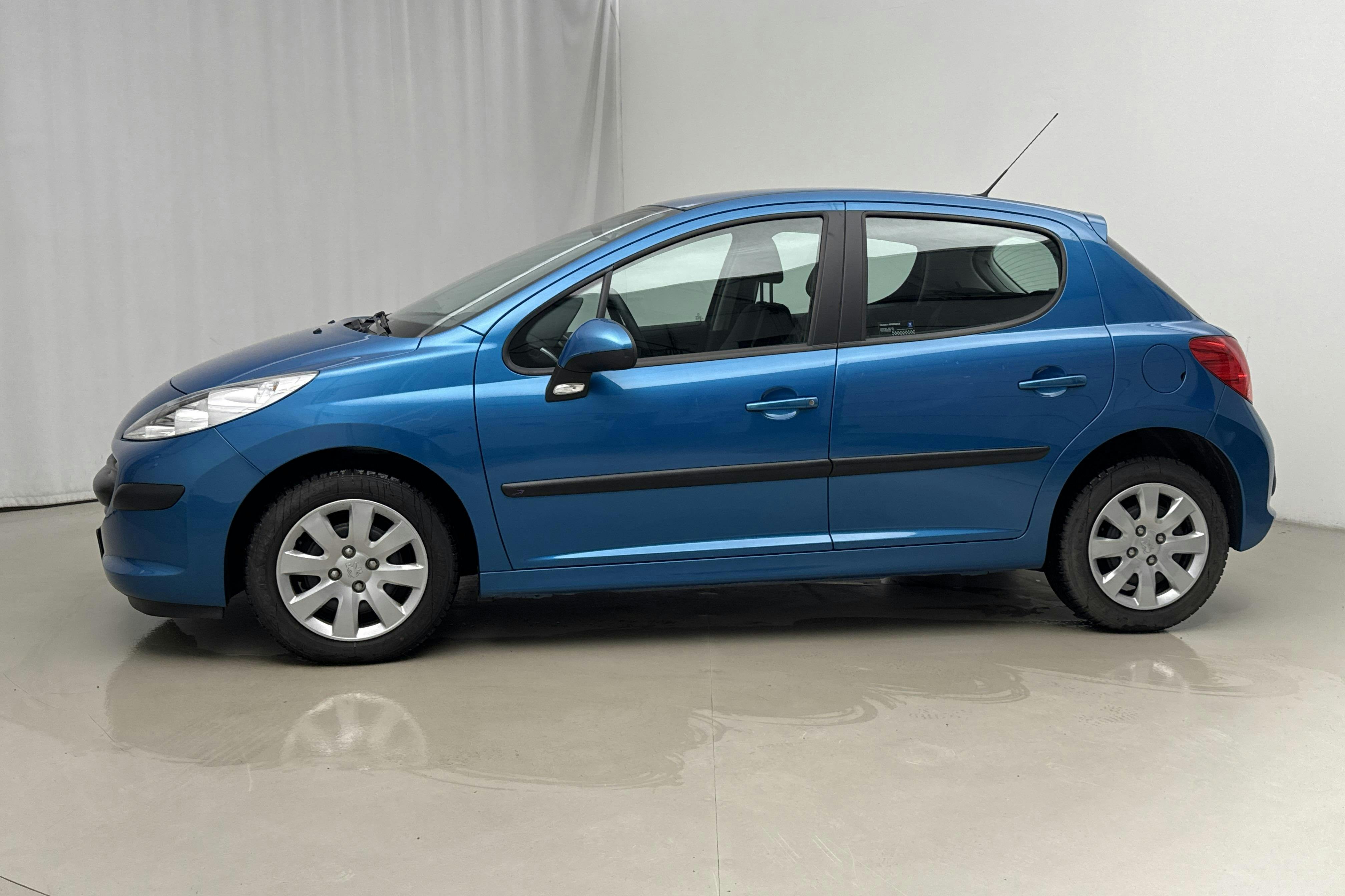 Presentationsfoto 2 av 16: Peugeot 207 1.4 VTi 5dr (95hk) - 3 890 mil - Manuell - blå - 2009