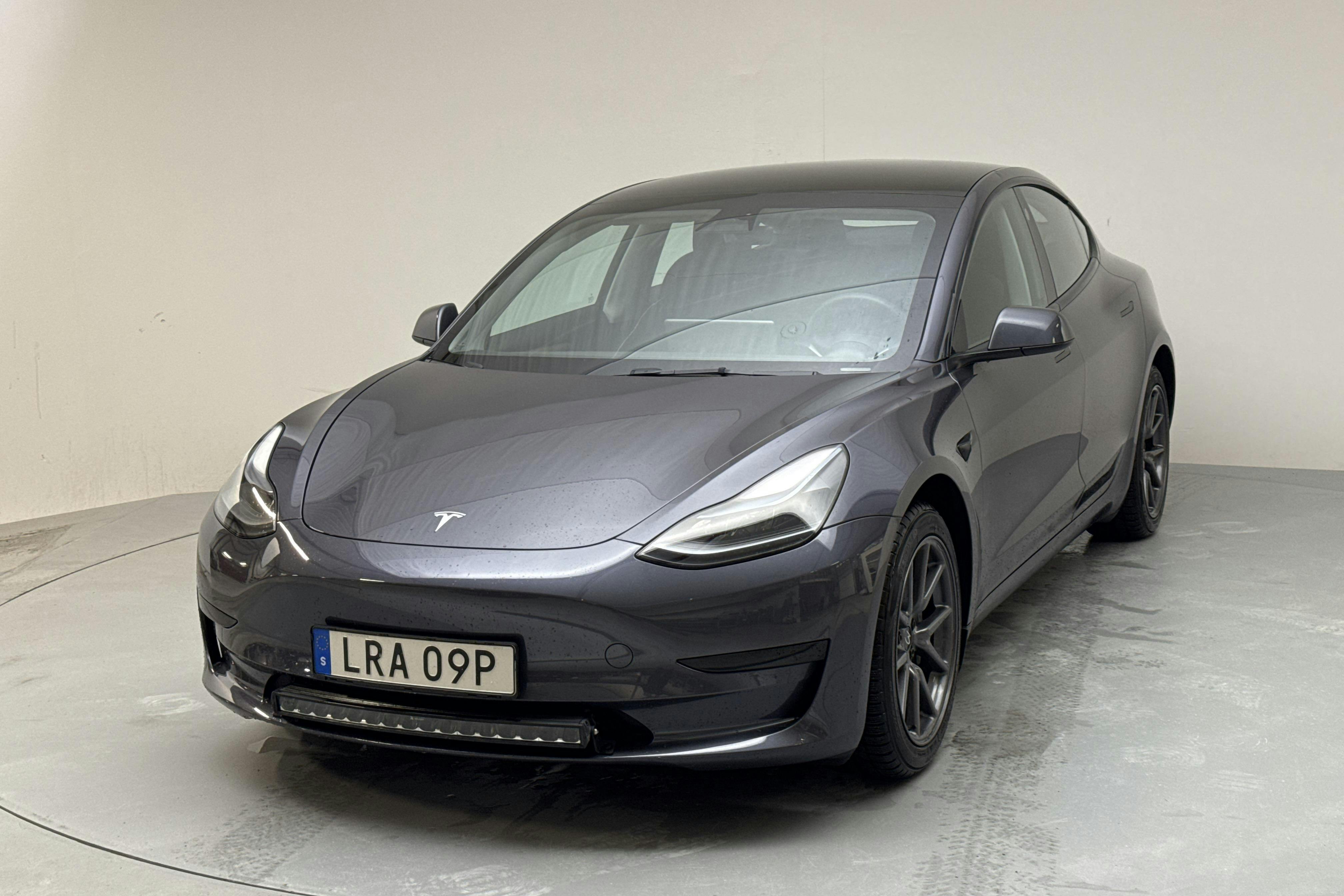 Presentationsfoto 1 av 21: Tesla Model 3 Standard Range RWD - 3 796 mil - Automat - grå - 2023