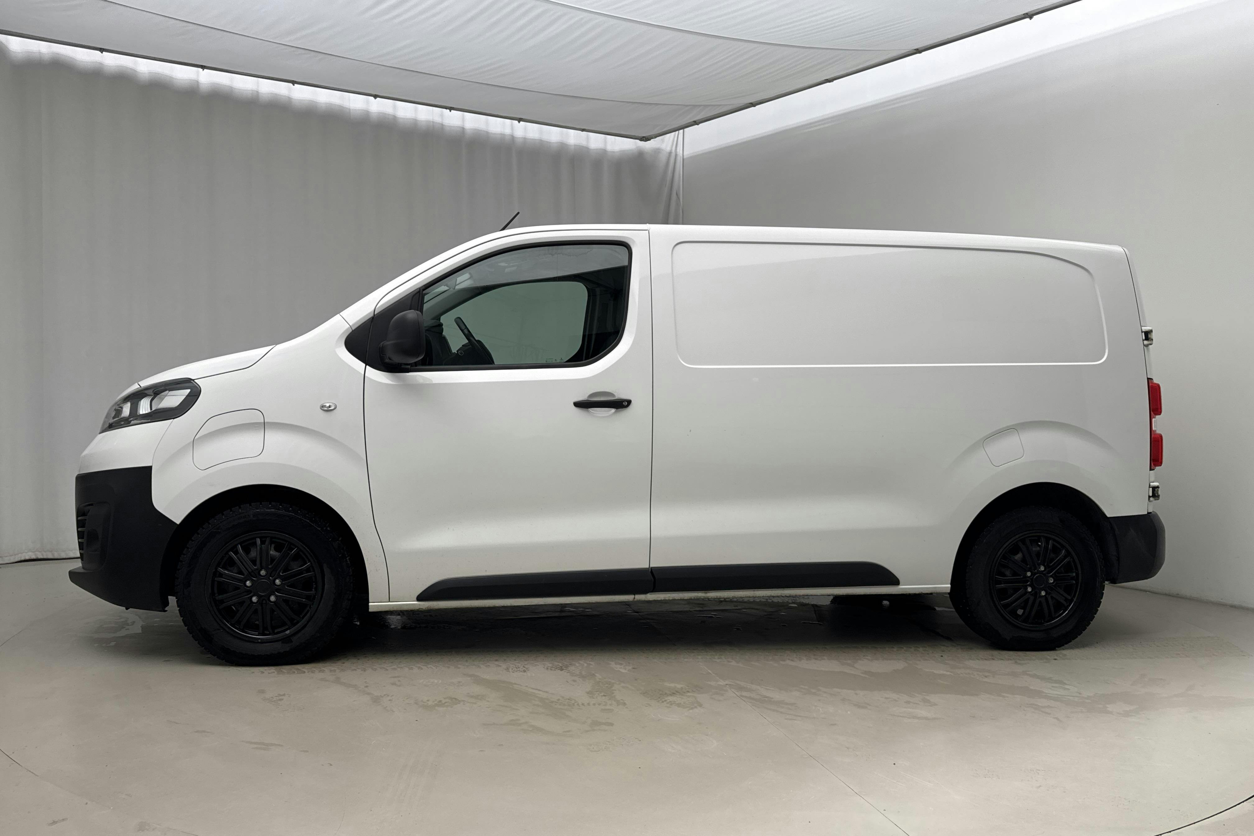 Presentationsfoto 2 av 22: Opel E-Vivaro 75kWh (136hk) - 12 090 mil - Automat - vit - 2021
