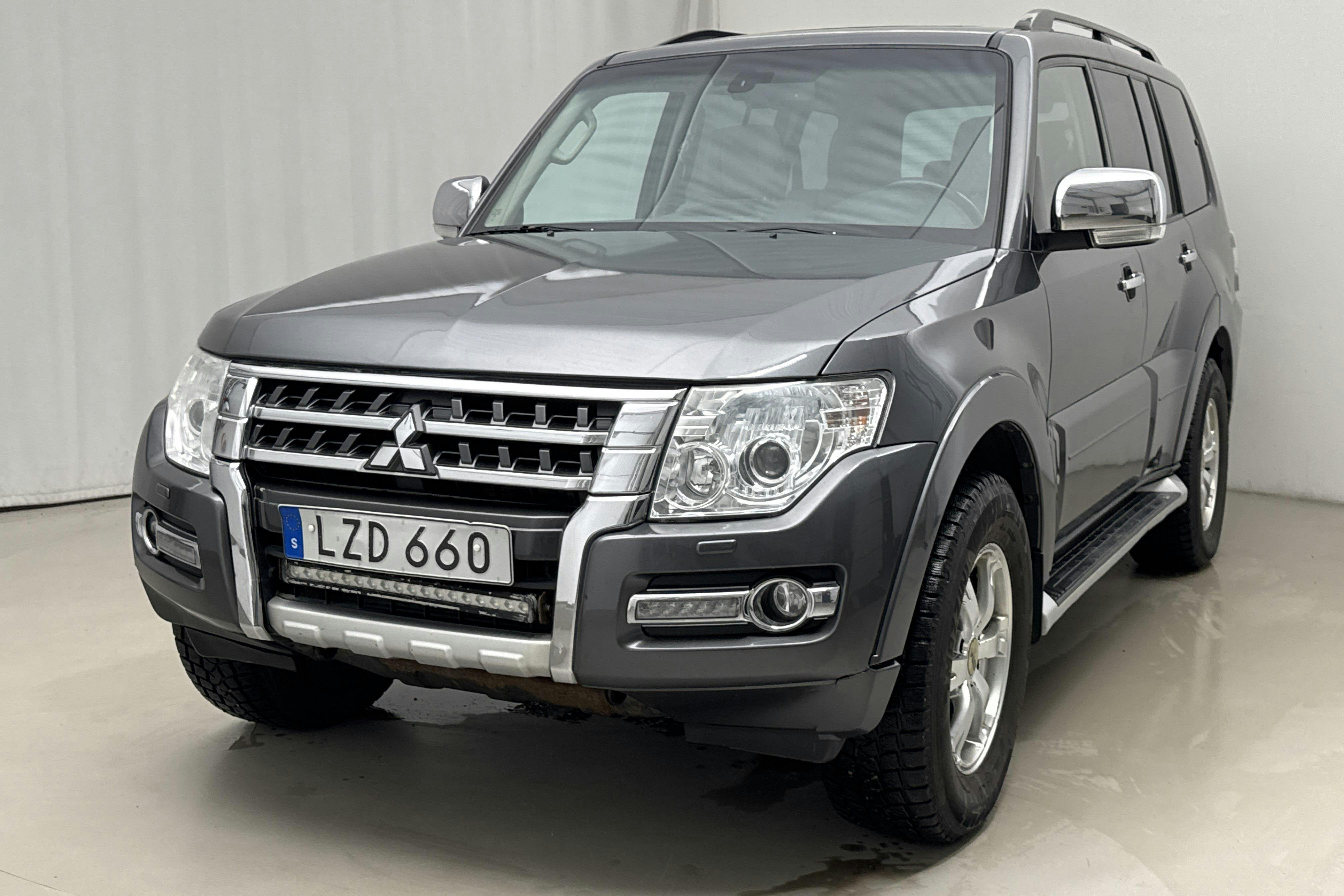 Presentationsfoto 1 av 22: Mitsubishi Pajero Wagon 3.2 DI-D (200hk) - 23 388 mil - Automat - grå - 2015