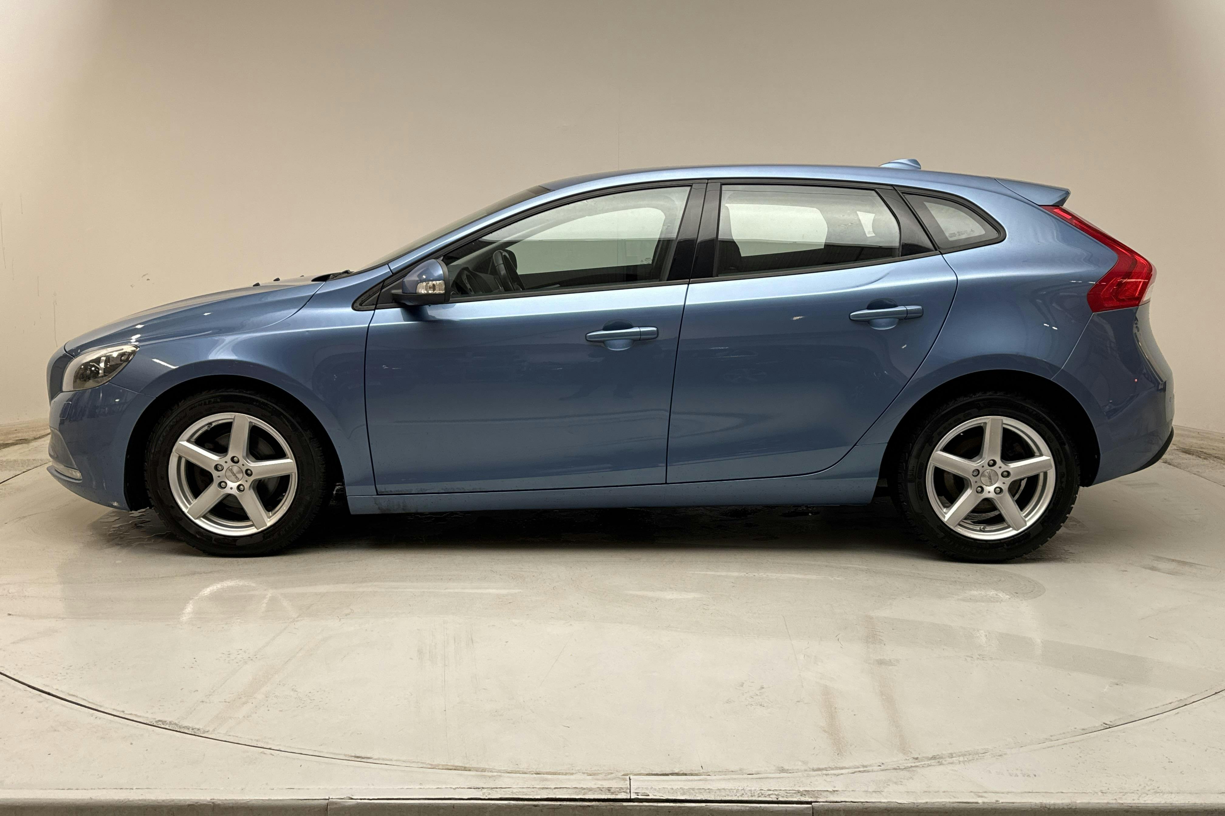 Præsentationsfoto 2 af 14: Volvo V40 D2 (115hk) - 164 820 kilometer - Manuel - Blå farve - 2015