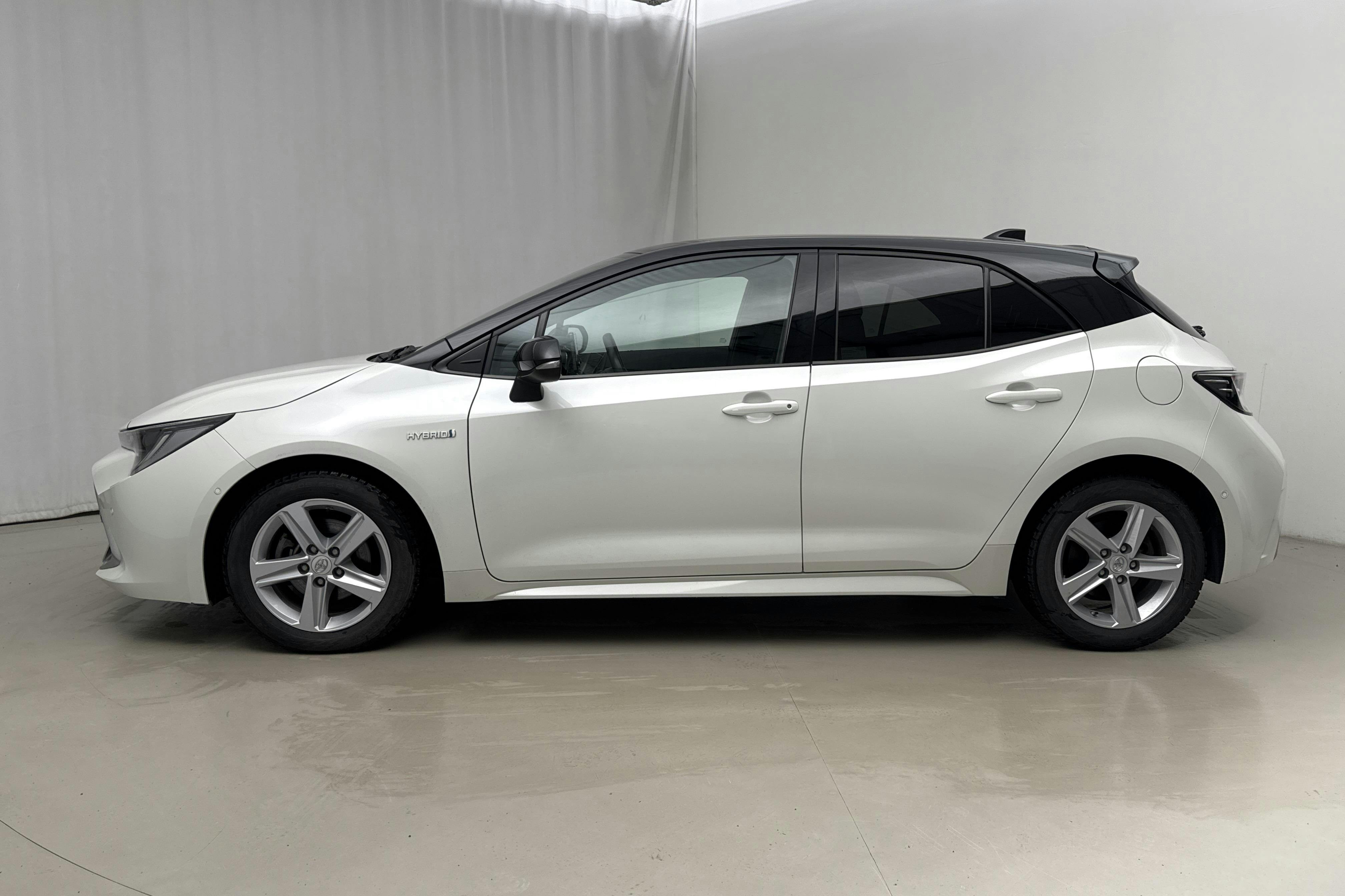 Presentation photo 2 of 17: Toyota Corolla 1.8 Hybrid 5dr (122hk) - 19 990 km - Automatic - white - 2020