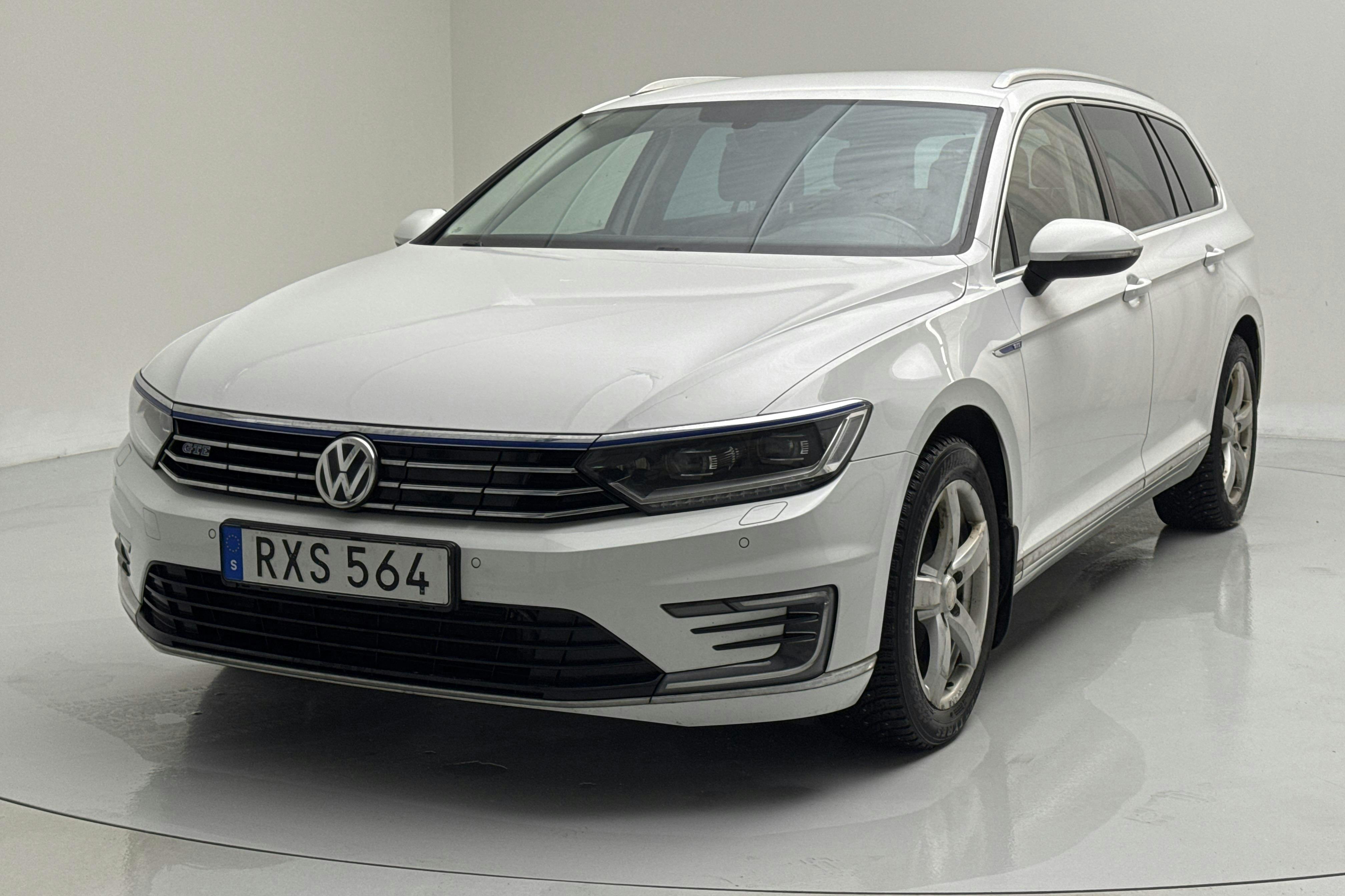 Presentationsfoto 1 av 16: VW Passat 1.4 Plug-in-Hybrid Sportscombi (218hk) - 15 643 mil - Automat - vit - 2016
