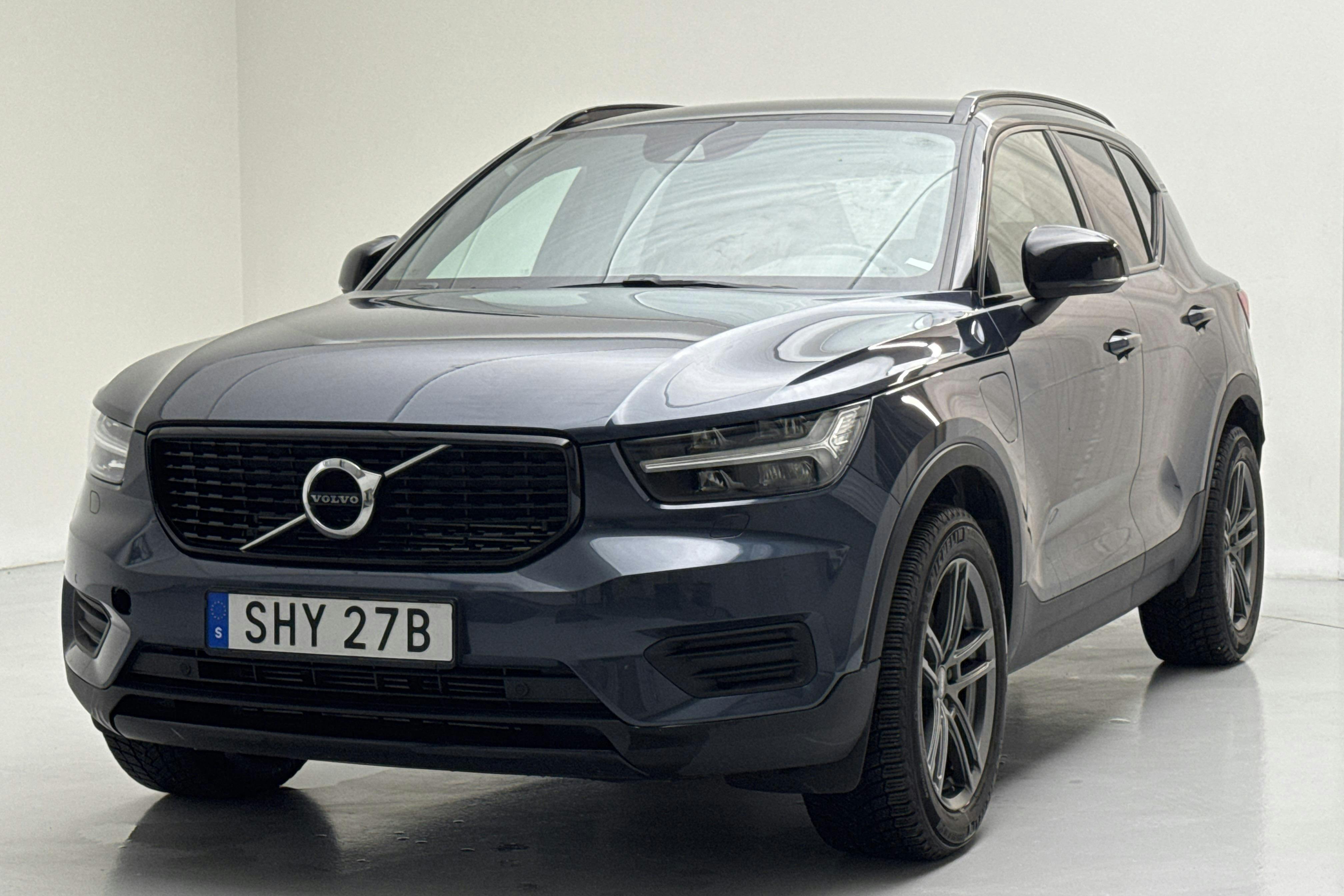 Presentationsfoto 1 av 18: Volvo XC40 T4 2WD Twin Engine (211hk) - 8 439 mil - Automat - Dark Blue - 2022