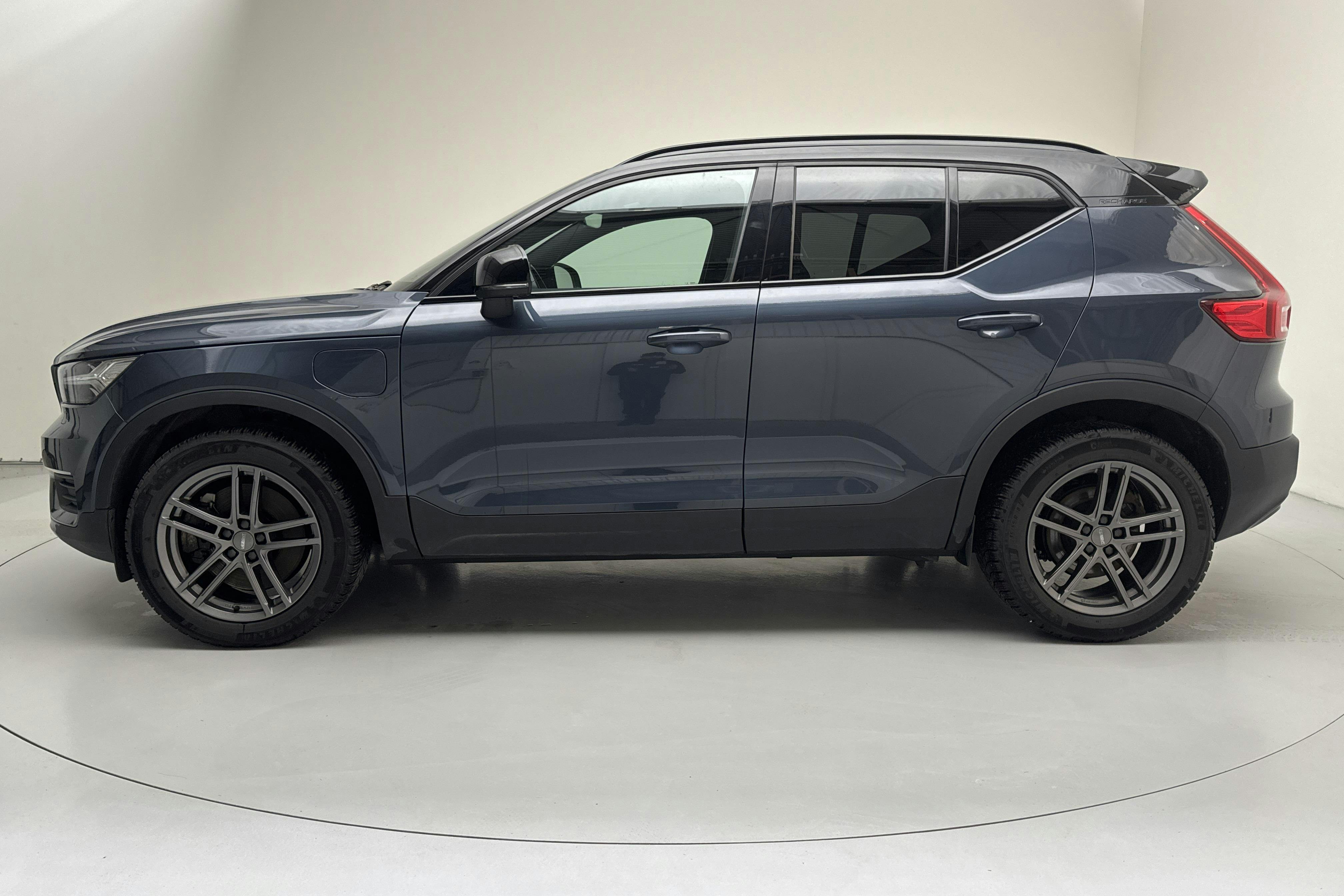 Presentationsfoto 2 av 18: Volvo XC40 T4 2WD Twin Engine (211hk) - 8 439 mil - Automat - Dark Blue - 2022