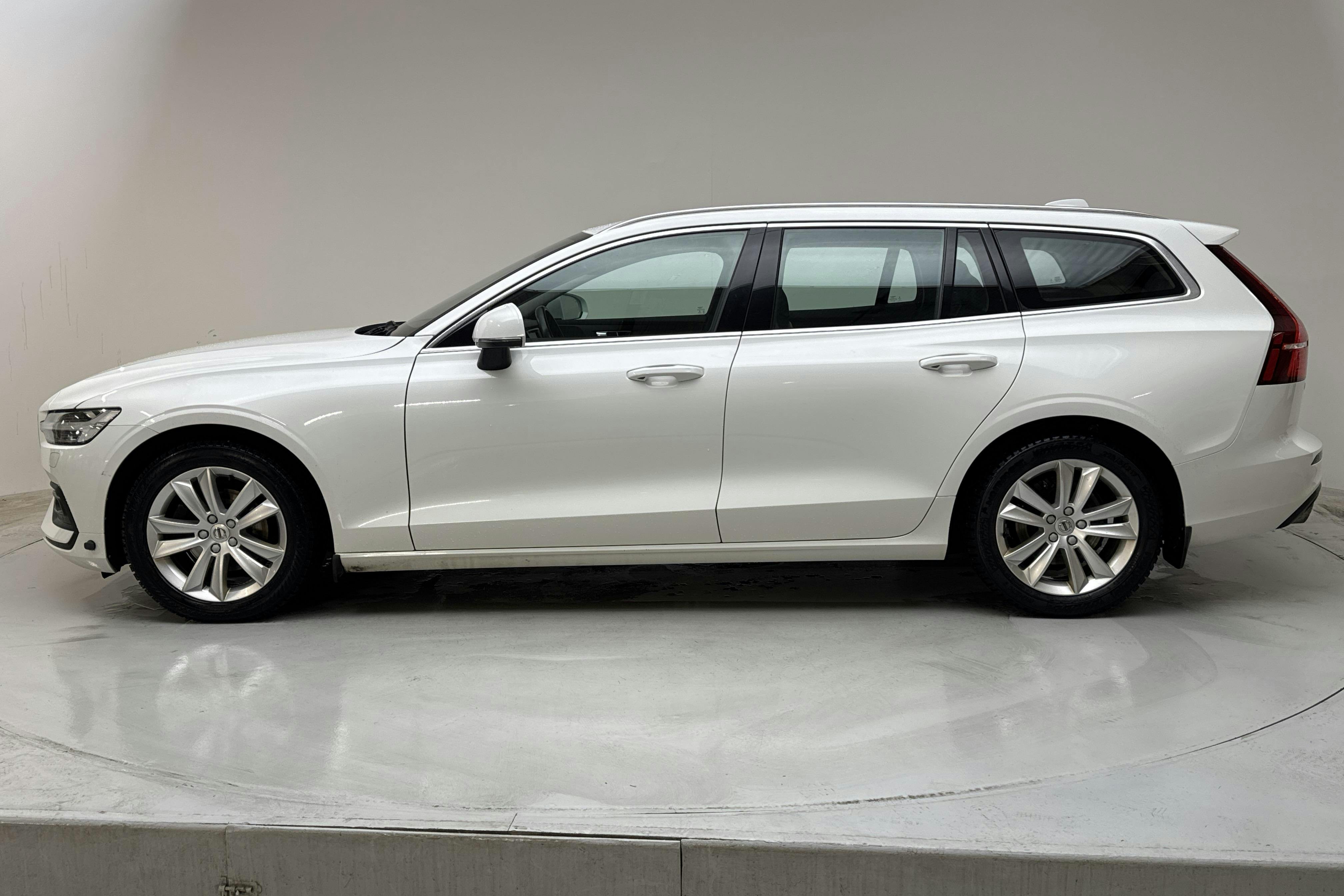 Presentation photo 2 of 15: Volvo V60 D4 (190hk) - 160 130 km - Automatic - white - 2021