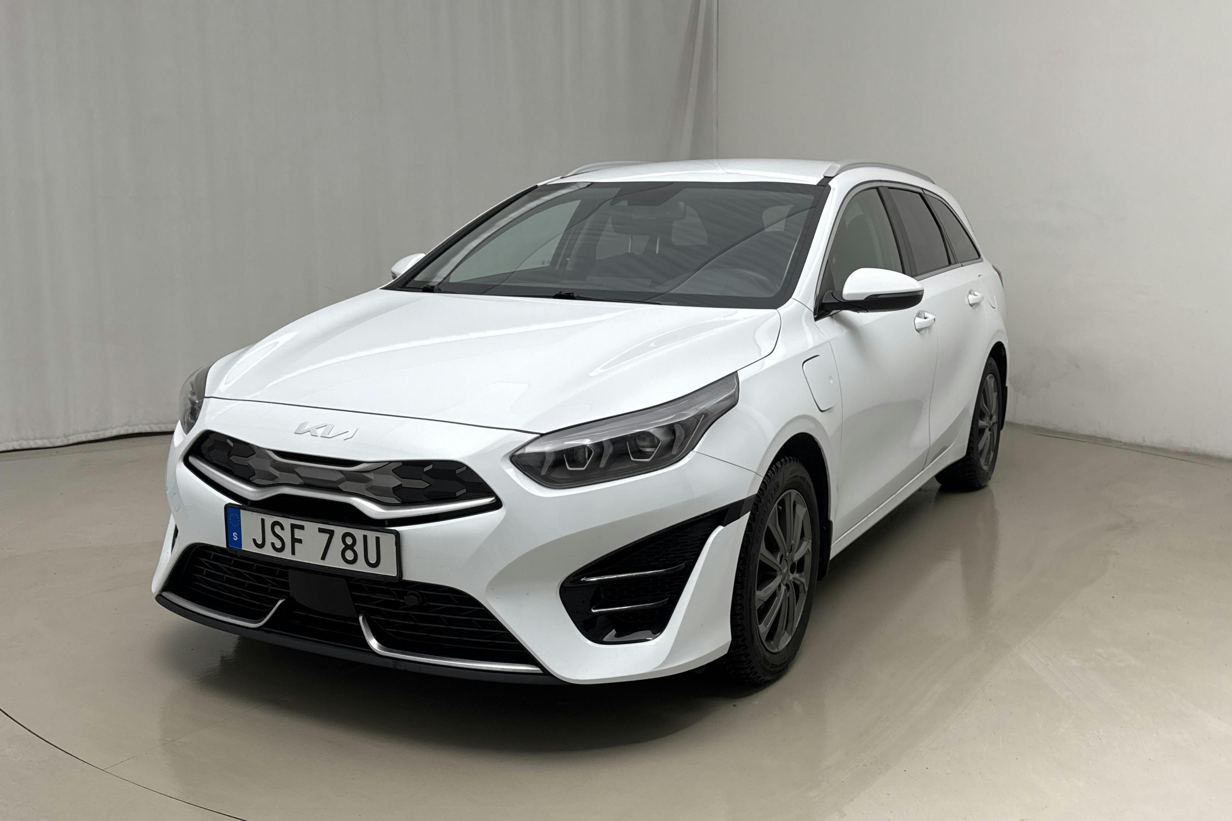 Presentationsfoto 1 av 17: KIA Ceed 1.6 Plug-in Hybrid SW (141hk) - 10 236 mil - Automat - vit - 2022