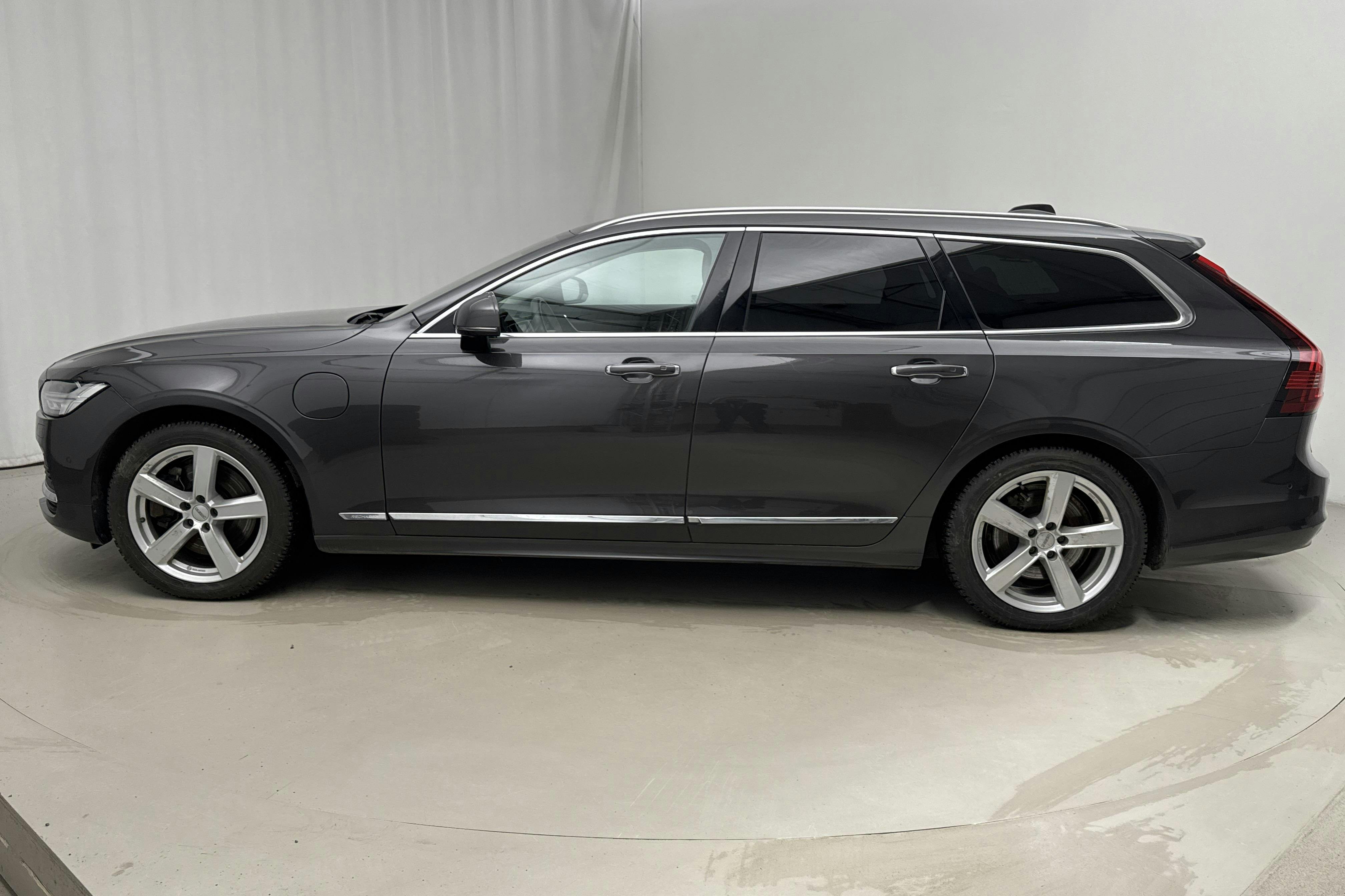 Presentationsfoto 2 av 20: Volvo V90 T6 AWD Twin Engine (340hk) - 8 081 mil - Automat - grå - 2022