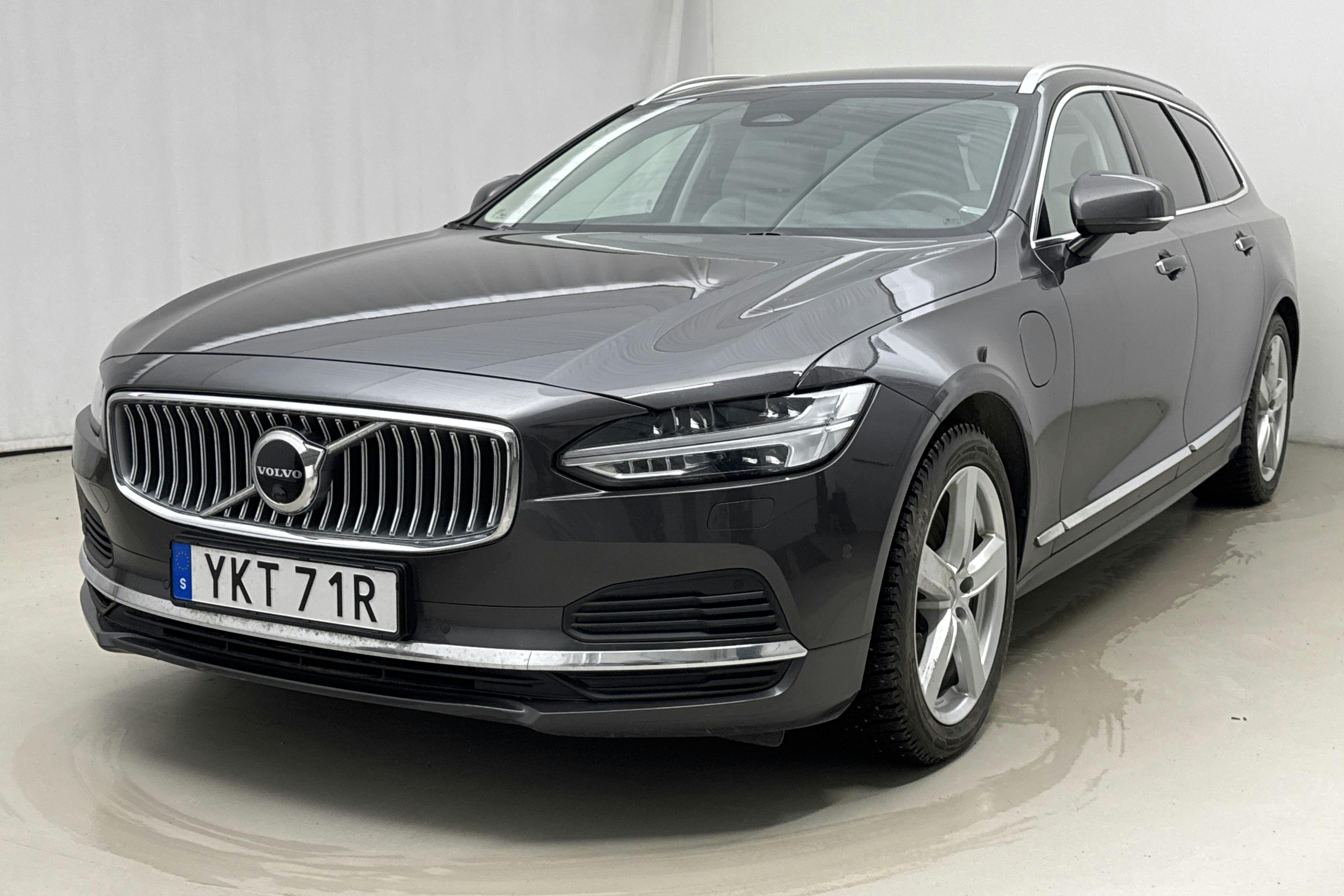 Presentationsfoto 1 av 20: Volvo V90 T6 AWD Twin Engine (340hk) - 8 081 mil - Automat - grå - 2022