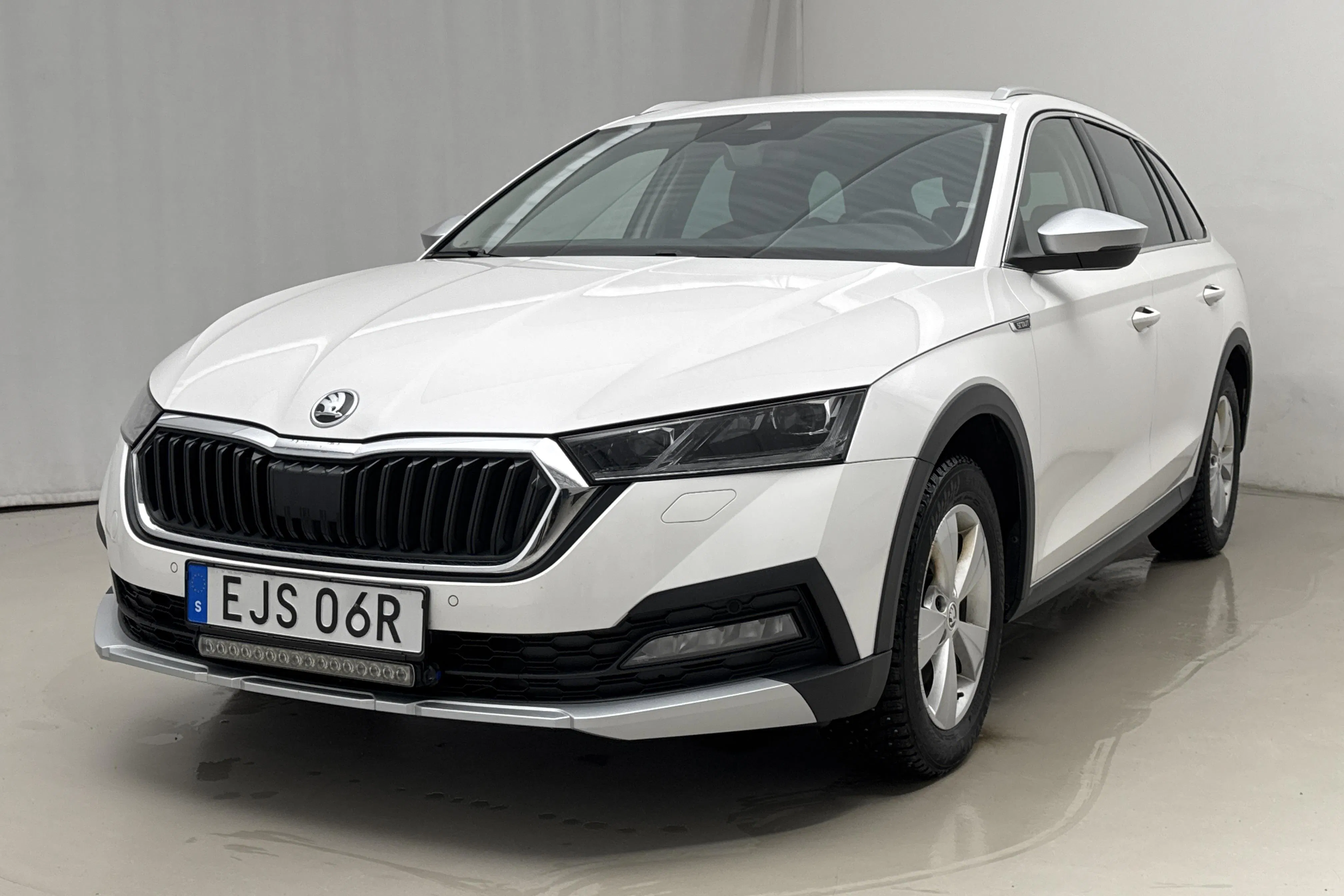 Presentationsfoto 1 av 19: Skoda Octavia Scout 2.0 TDI 4X4 (150hk) - 6 720 mil - Automat - vit - 2023