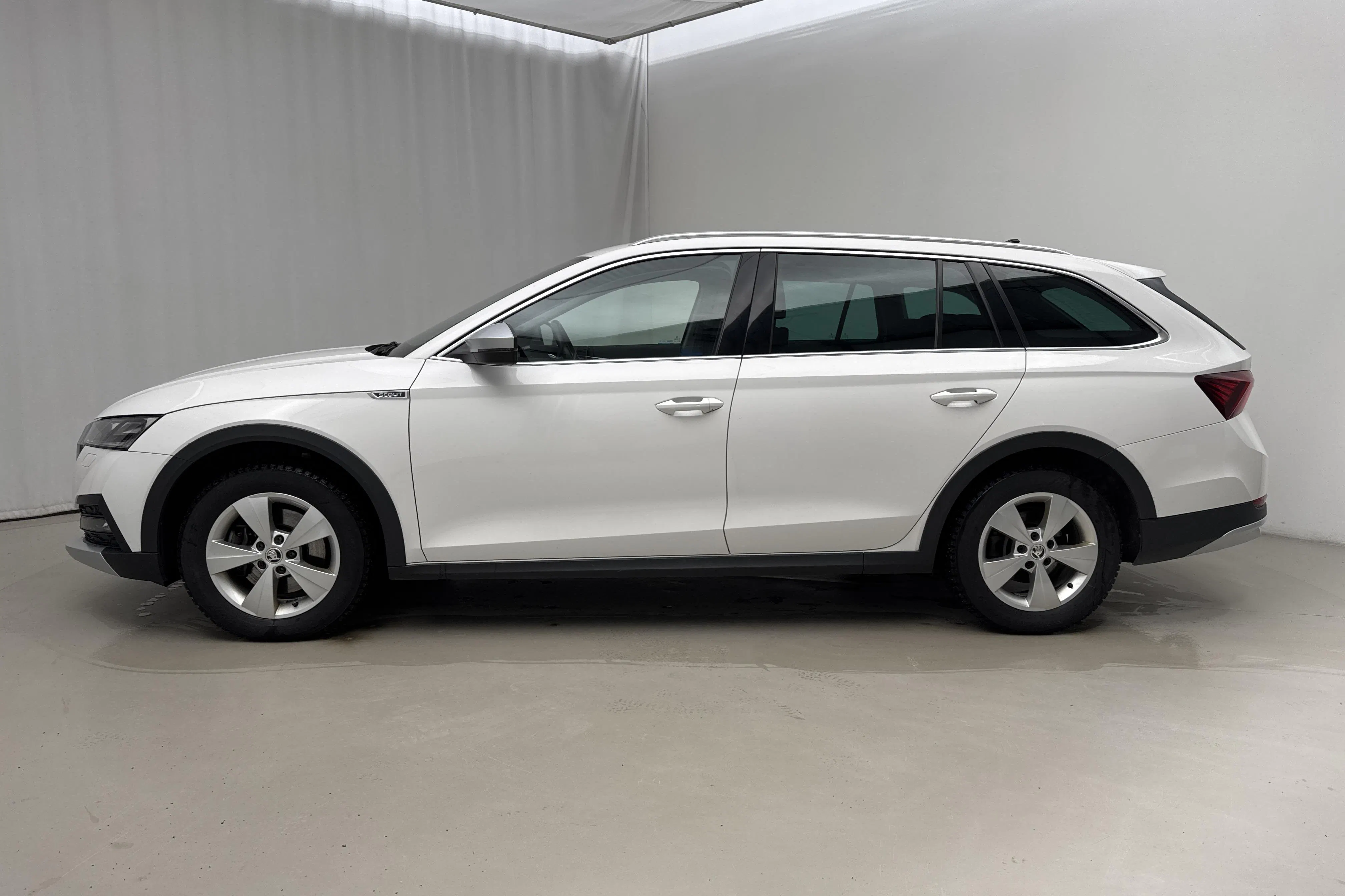 Presentationsfoto 2 av 19: Skoda Octavia Scout 2.0 TDI 4X4 (150hk) - 6 720 mil - Automat - vit - 2023