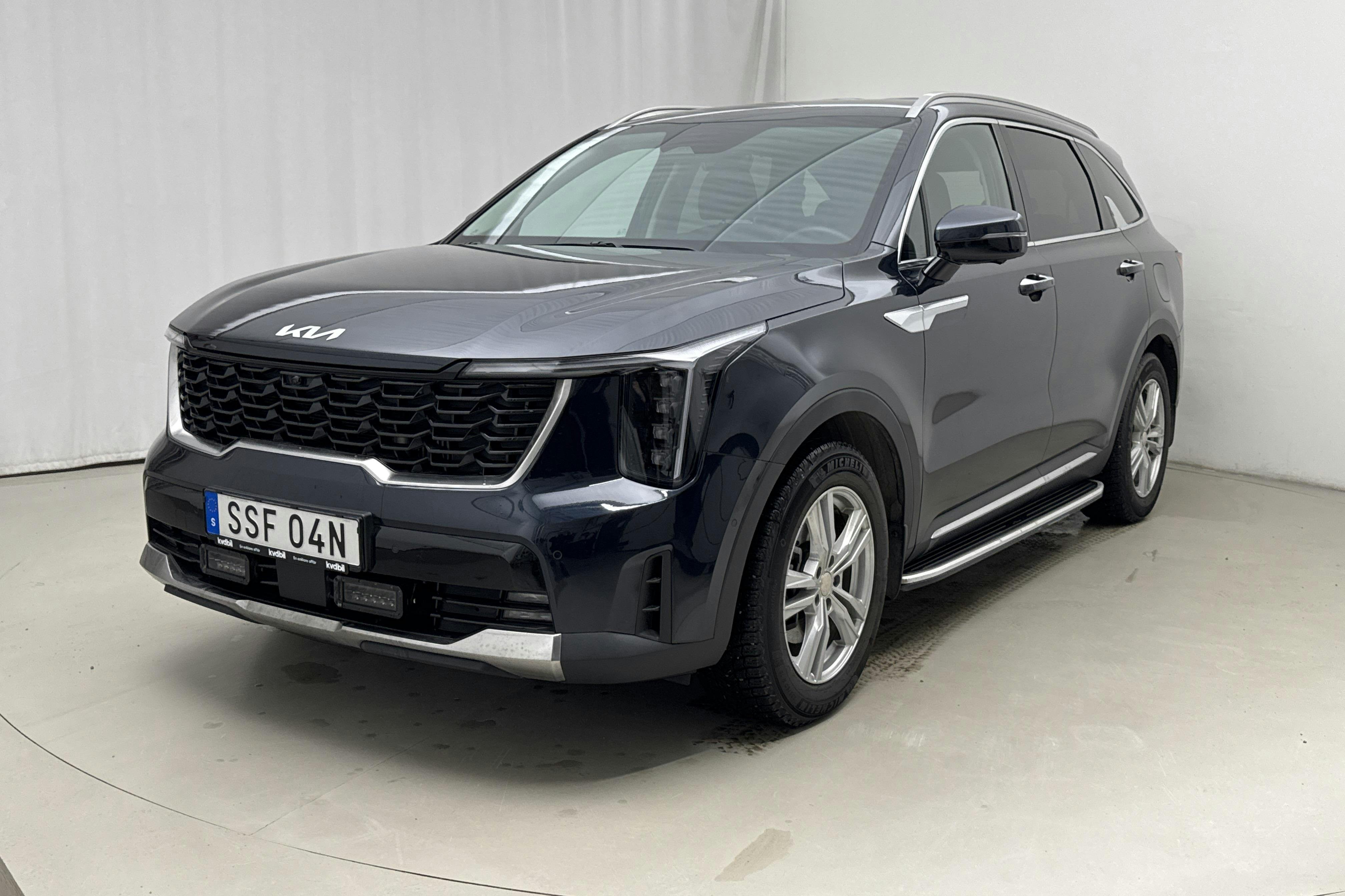 Presentationsfoto 1 av 18: KIA Sorento 1.6 T-GDi Plug-in Hybrid AWD (265hk) - 1 531 mil - Automat - blå - 2025