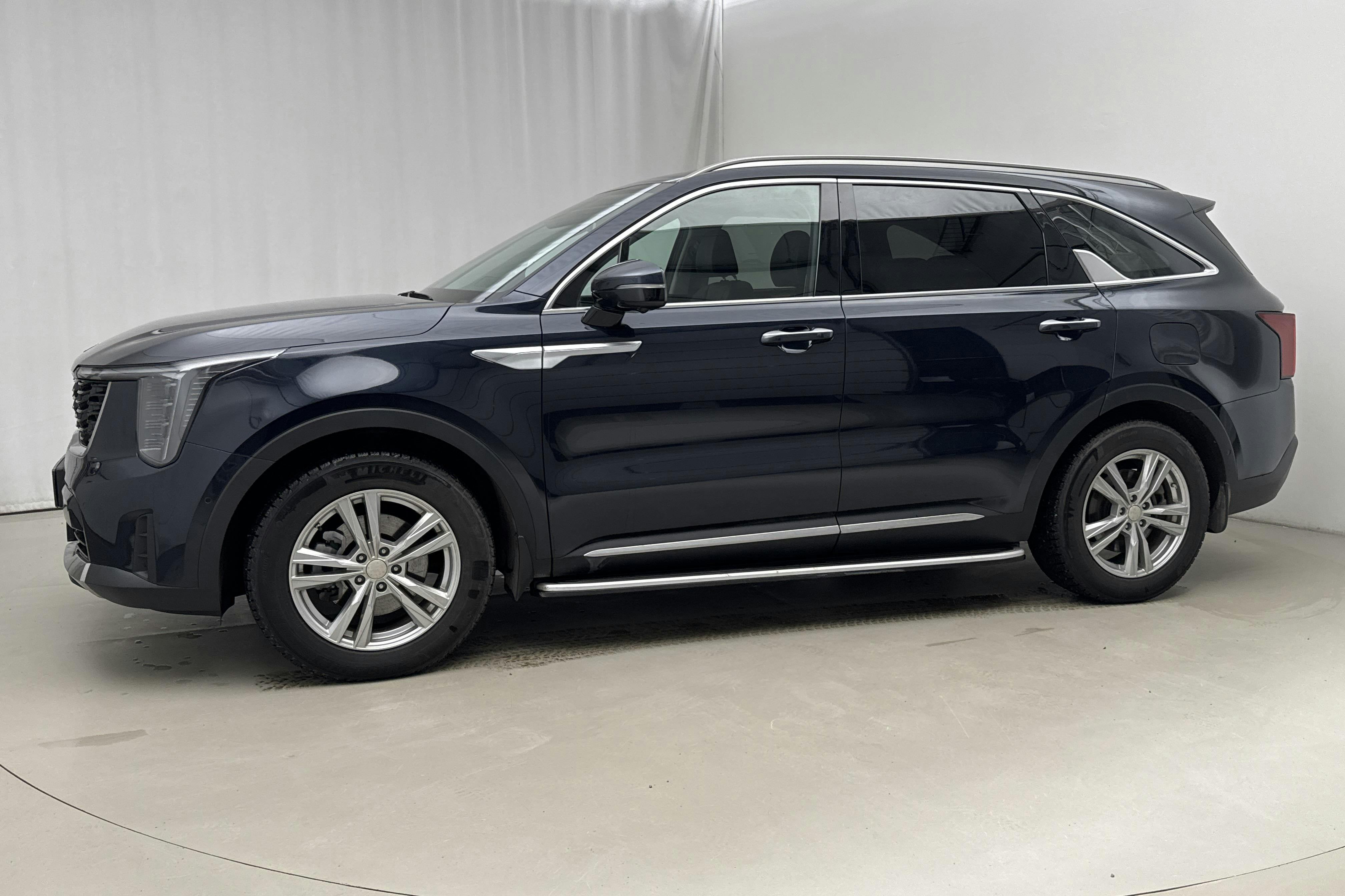 Presentationsfoto 2 av 18: KIA Sorento 1.6 T-GDi Plug-in Hybrid AWD (265hk) - 1 531 mil - Automat - blå - 2025