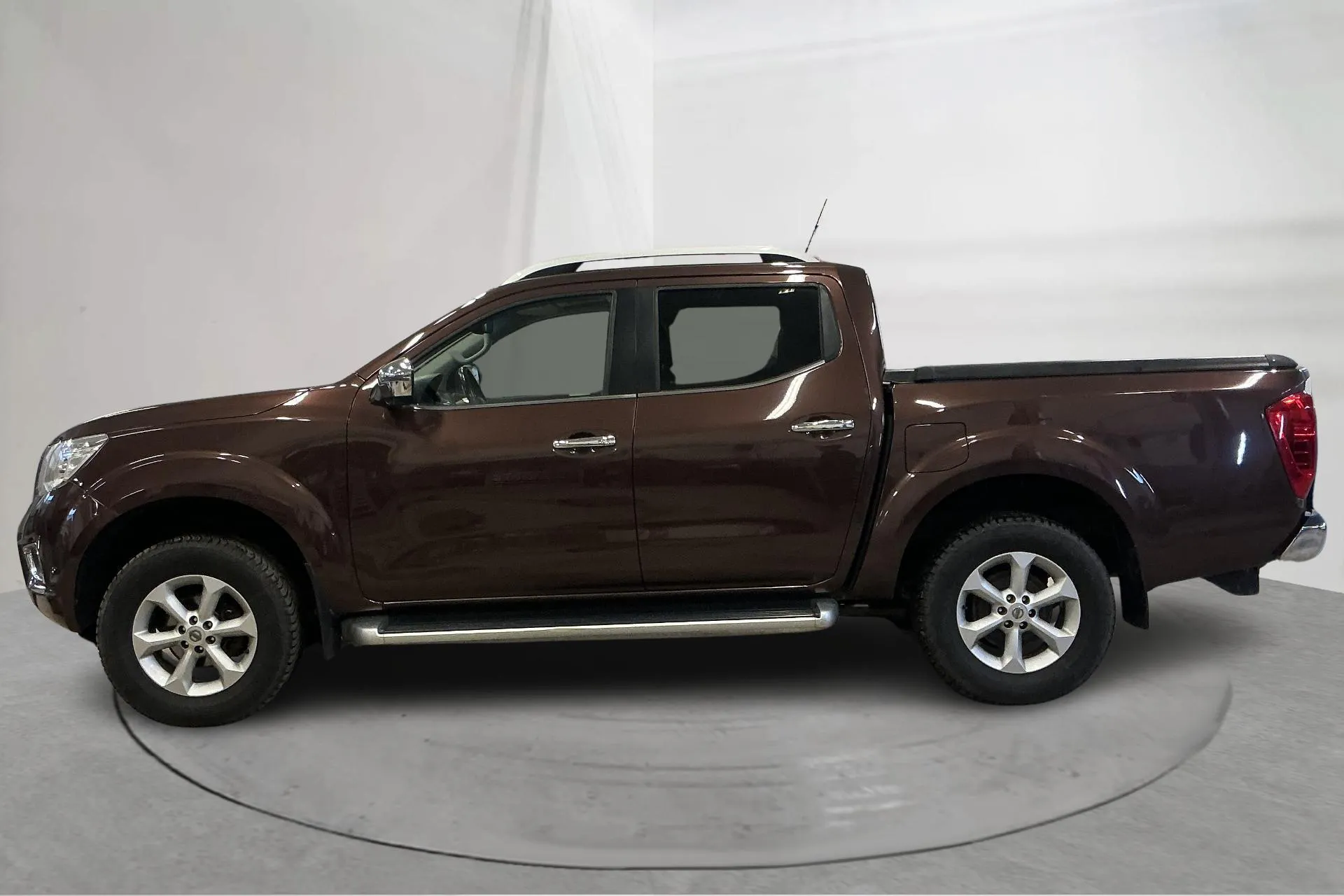 Presentationsfoto 2 av 17: Nissan Navara 2.3 dCi 4x4 (190hk) - 16 281 mil - Automat - brun - 2016